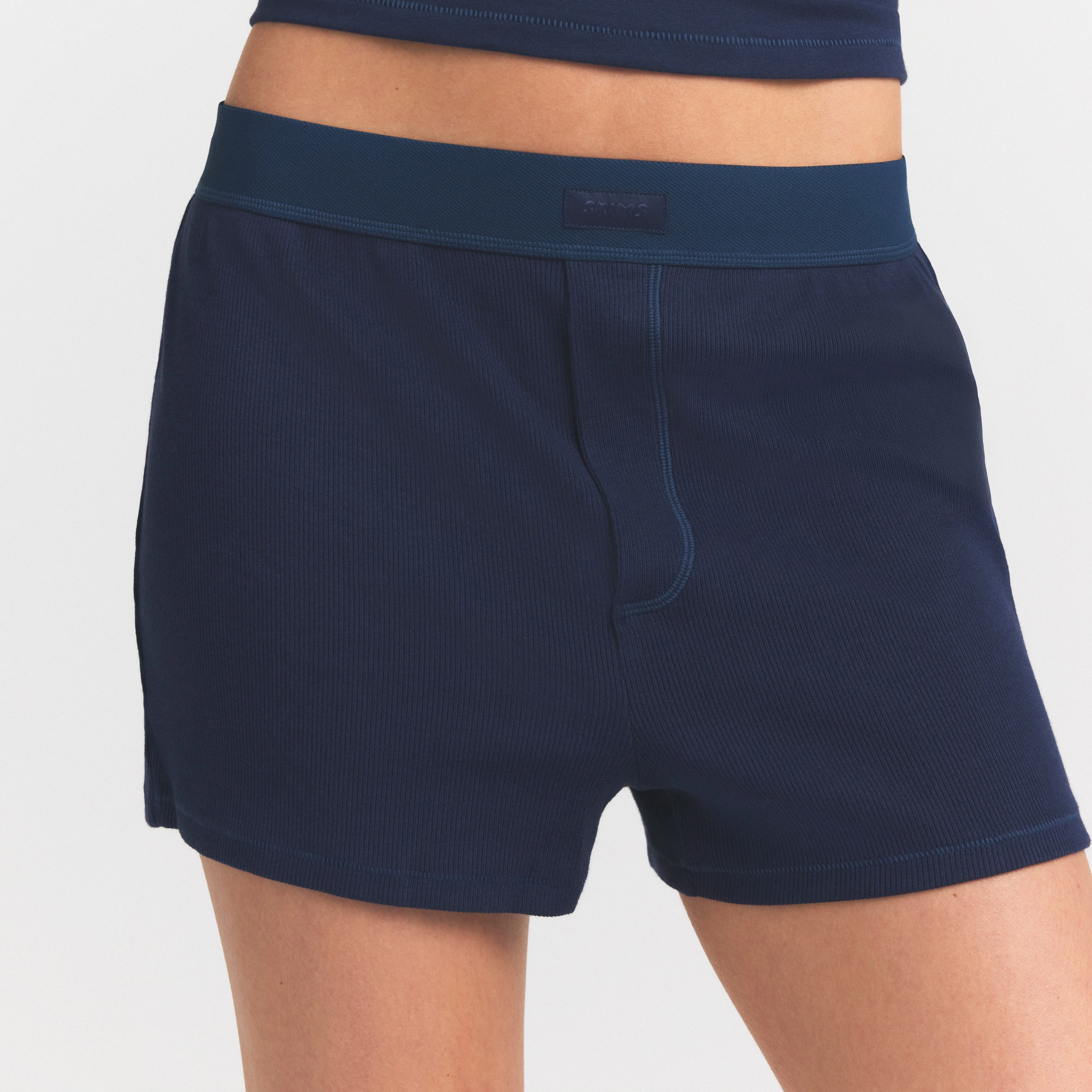 COTTON RIB LOOSE BOXER | NAVY ON A MODEL SIDE VIEW