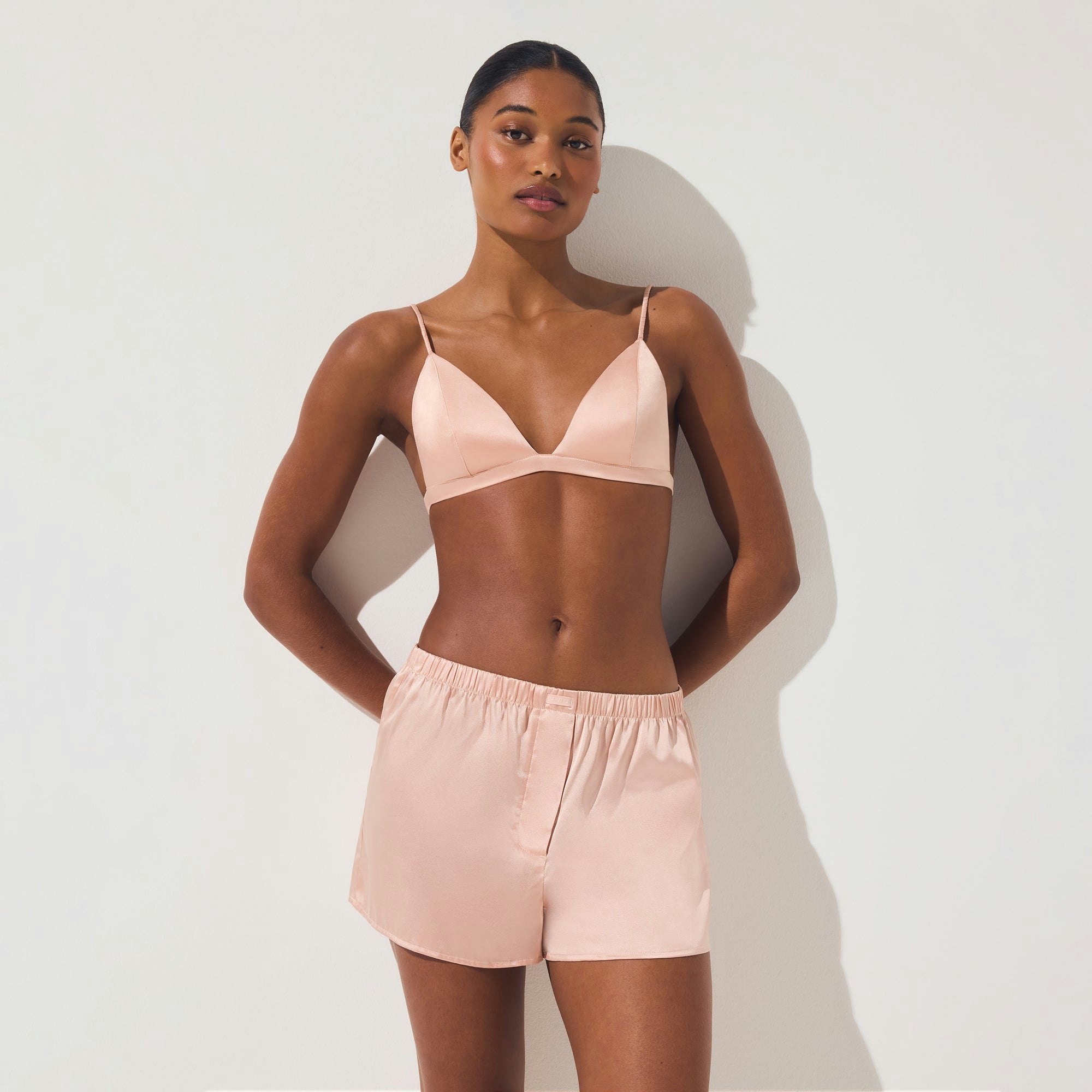 SILK BOXER | VILLA ON A MODEL SIDE VIEW | FOCUS: 0.0, 1.0, 0.9