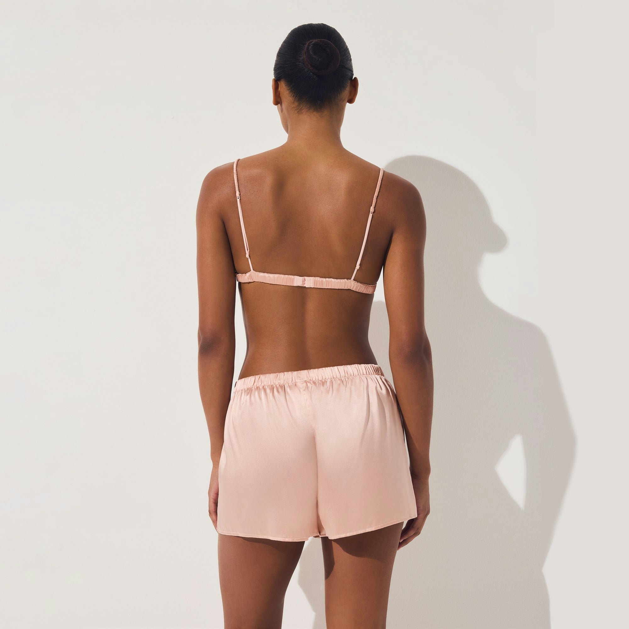 SILK BOXER | VILLA ON A MODEL SIDE VIEW | FOCUS: 0.0, 1.0, 0.9