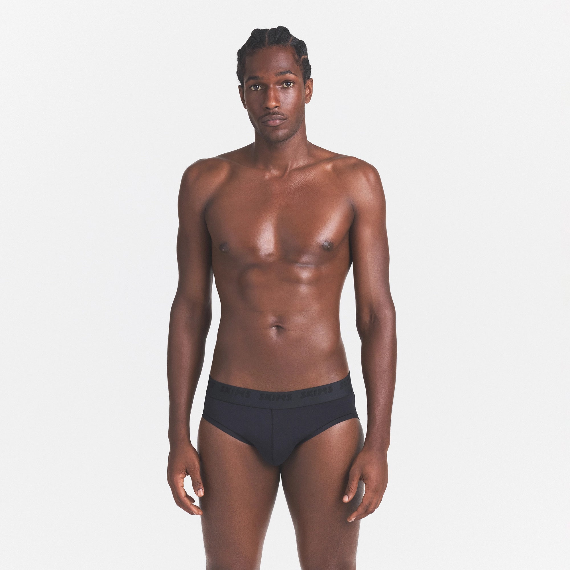 SKIMS STRETCH MENS BRIEF 3-PACK | DEEP SEA GUNMETAL MULTI ON A MODEL SIDE VIEW @ | FOCUS: 0.0, 1.0, 0.9