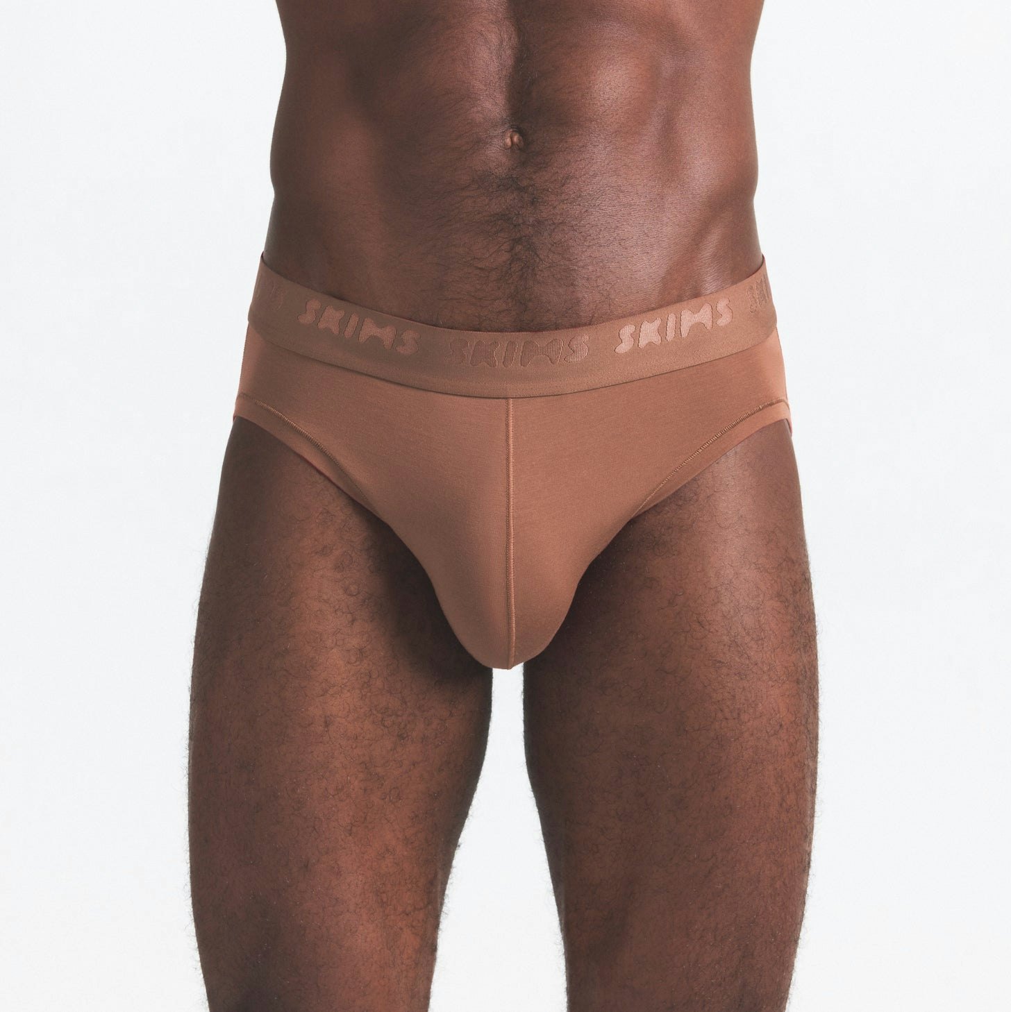 SKIMS STRETCH MENS BRIEF 3-PACK | WOOD MULTI ON A MODEL SIDE VIEW @ | FOCUS: 0.0, 1.0, 0.9