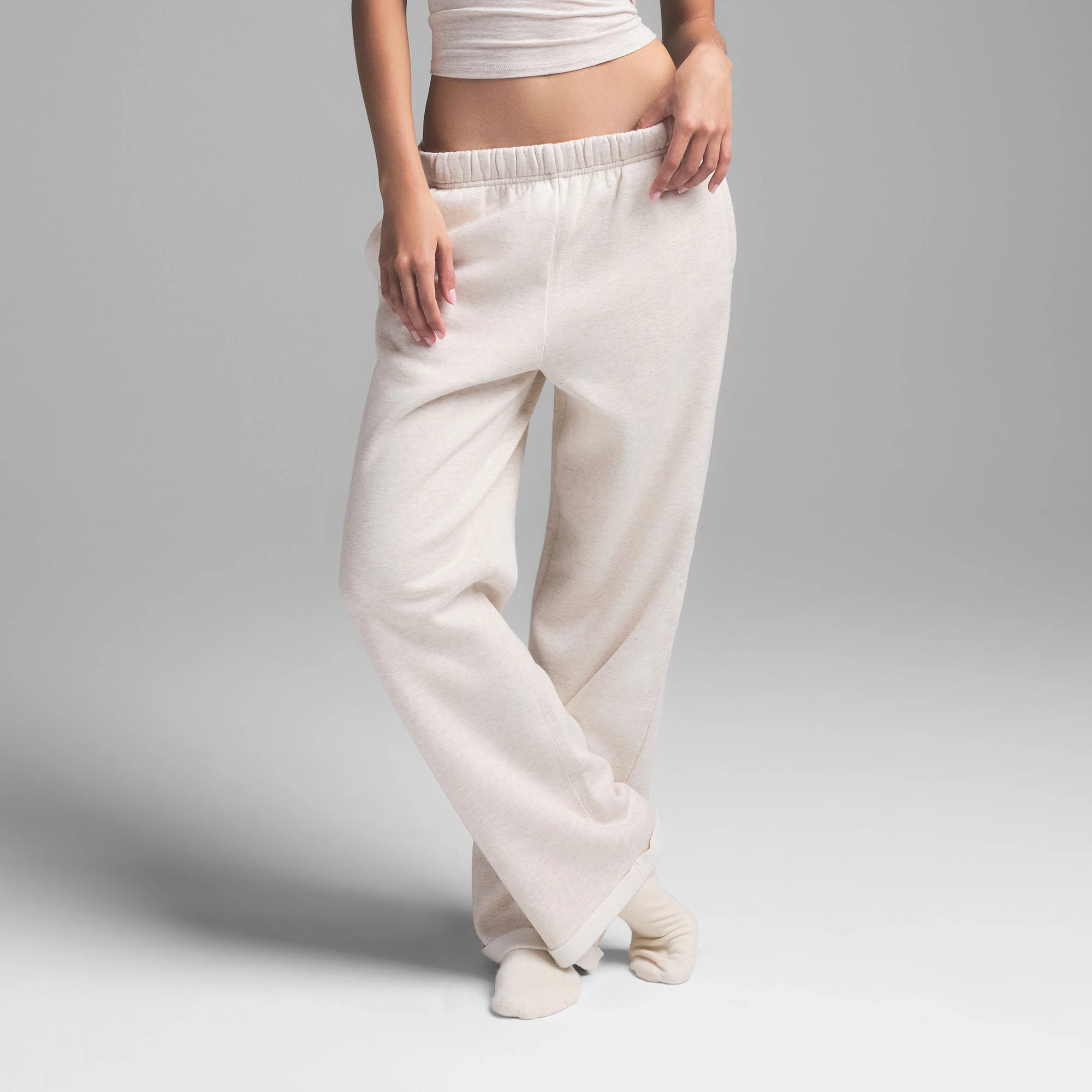 COTTON FLEECE CLASSIC STRAIGHT LEG PANT | HEATHER OATMEAL ON A MODEL SIDE VIEW