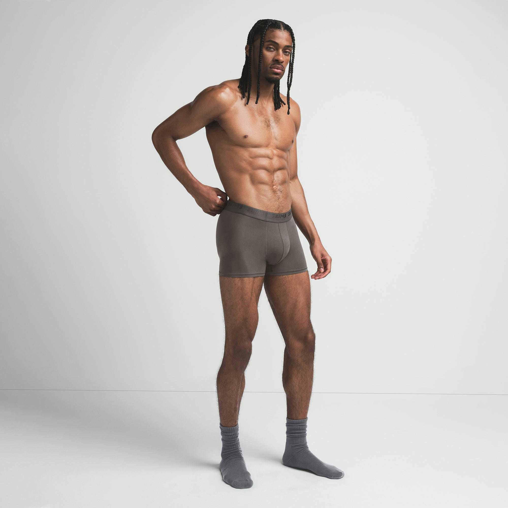 SKIMS STRETCH MENS 3" BOXER BRIEF | GUNMETAL ON A MODEL SIDE VIEW @ | FOCUS: 0.9, 0.1, 0.7