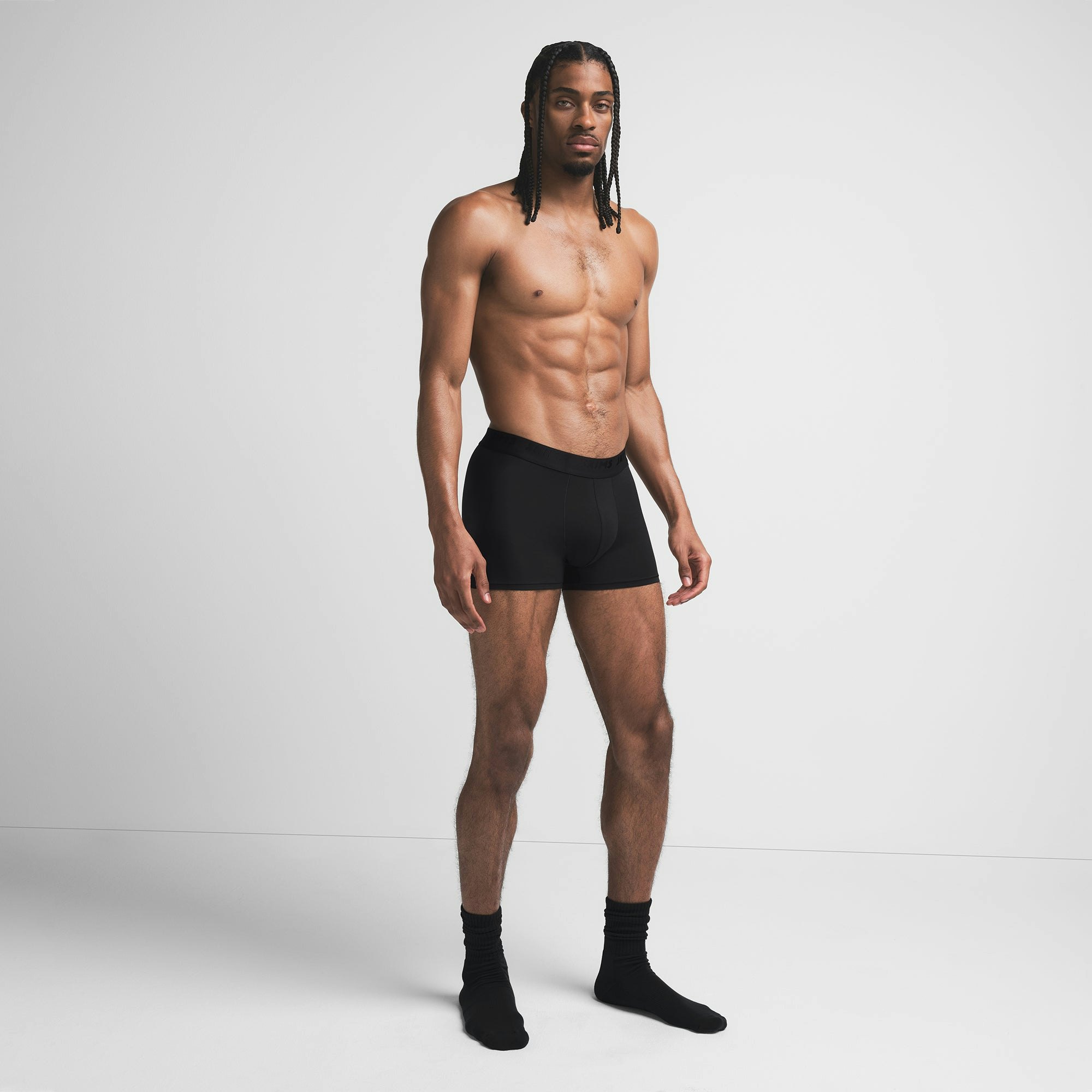 SKIMS STRETCH MENS 3" BOXER BRIEF | OBSIDIAN ON A MODEL SIDE VIEW @ | FOCUS: 0.9, 0.1, 0.7