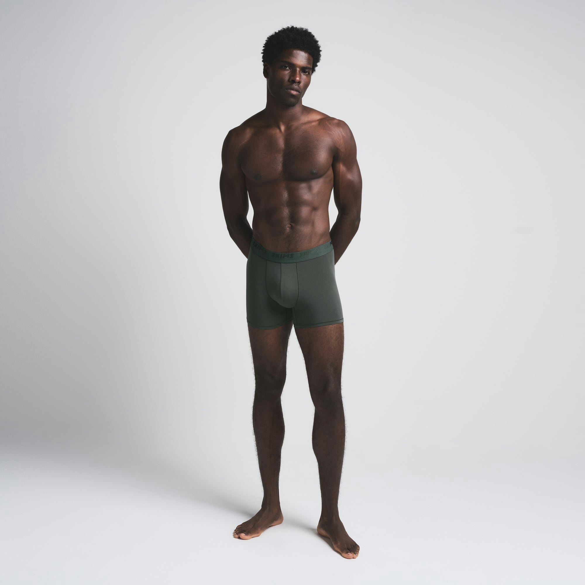 SKIMS STRETCH MENS 3" BOXER BRIEF | DEEP SEA ON A MODEL FRONT VIEW | FOCUS: 0.0, 1.0, 0.9