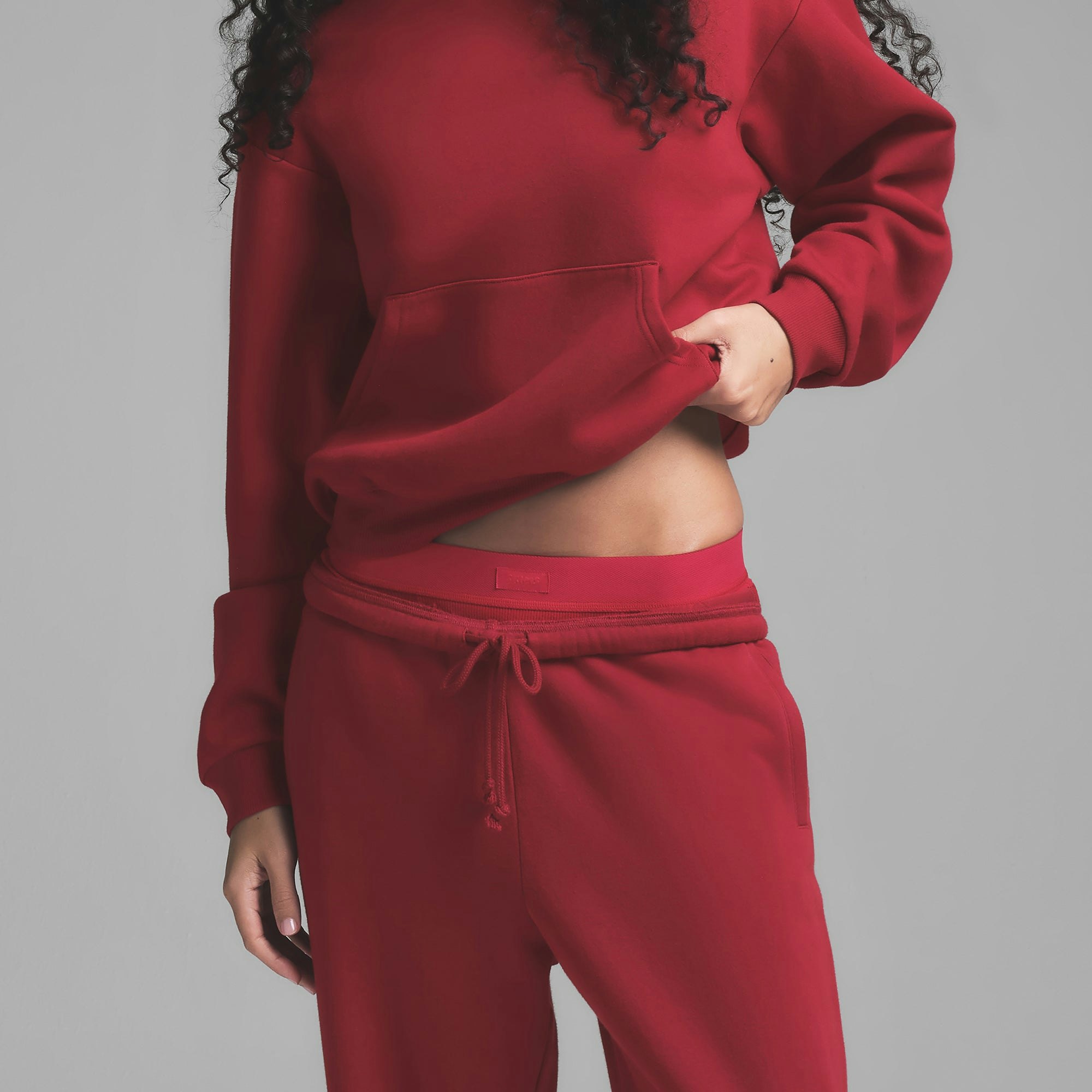 COTTON FLEECE CLASSIC JOGGER | BRICK ON A MODEL SIDE VIEW