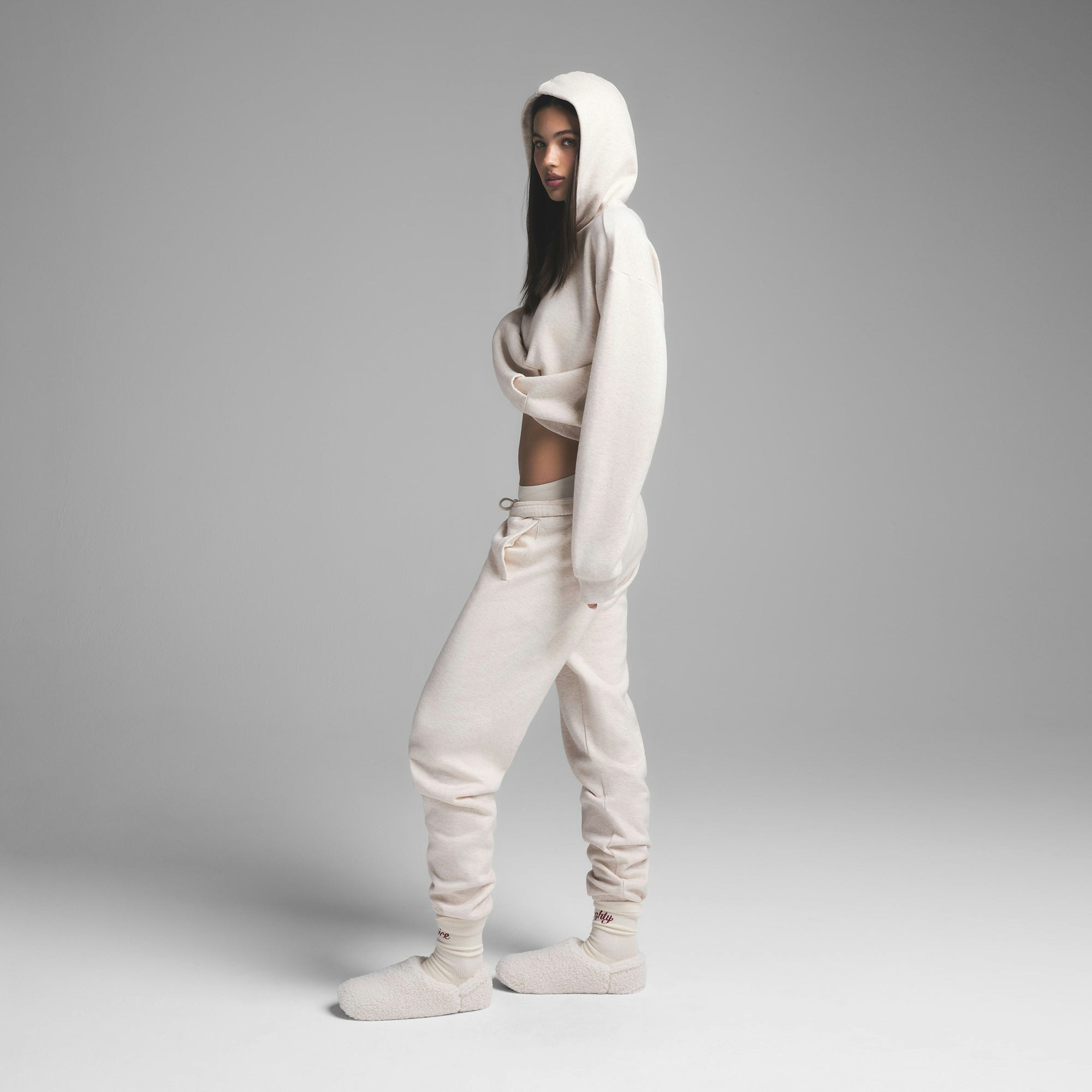 COTTON FLEECE CLASSIC JOGGER | HEATHER OATMEAL ON A MODEL SIDE VIEW