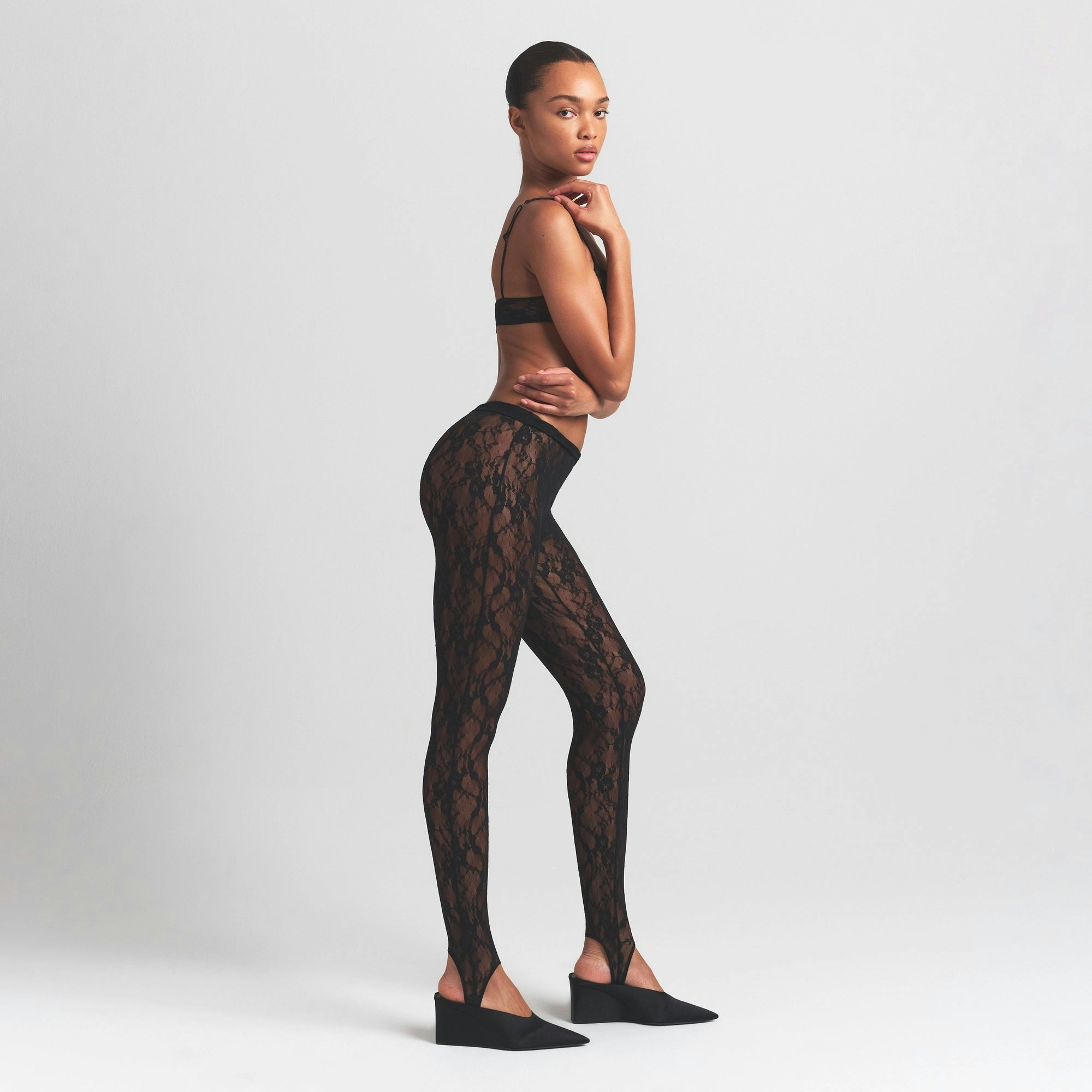 STRETCH LACE STIRRUP LEGGING | SOOT ON A MODEL FRONT VIEW @ | FOCUS: 0.0, 1.0, 0.9