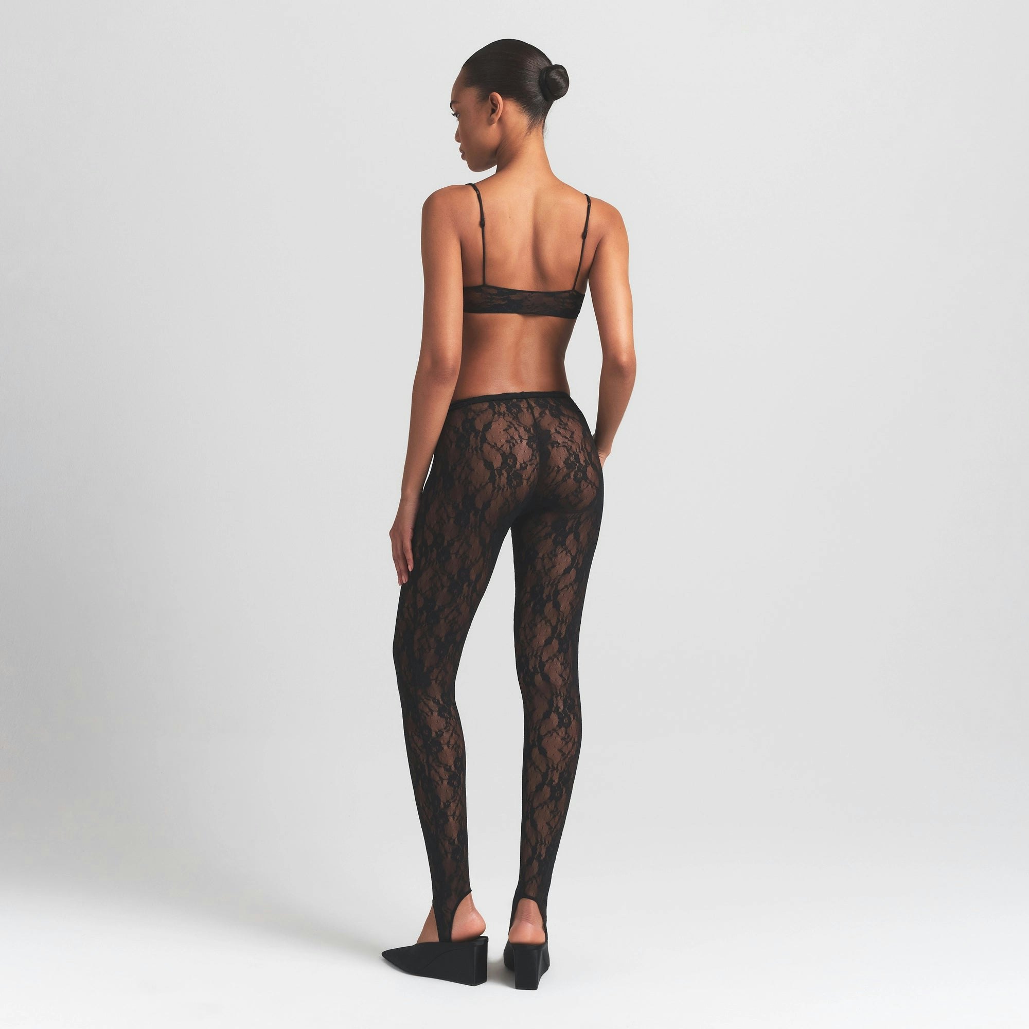 STRETCH LACE STIRRUP LEGGING | SOOT ON A MODEL FRONT VIEW @ | FOCUS: 0.0, 1.0, 0.9