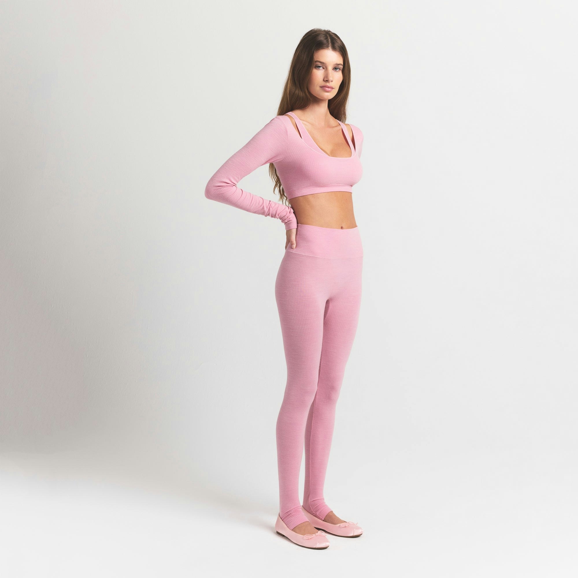 WOOL RIB HIGH-WAISTED LEGGING | HALITE ON A MODEL SIDE VIEW @ | FOCUS: 0.9, 0.1, 0.7