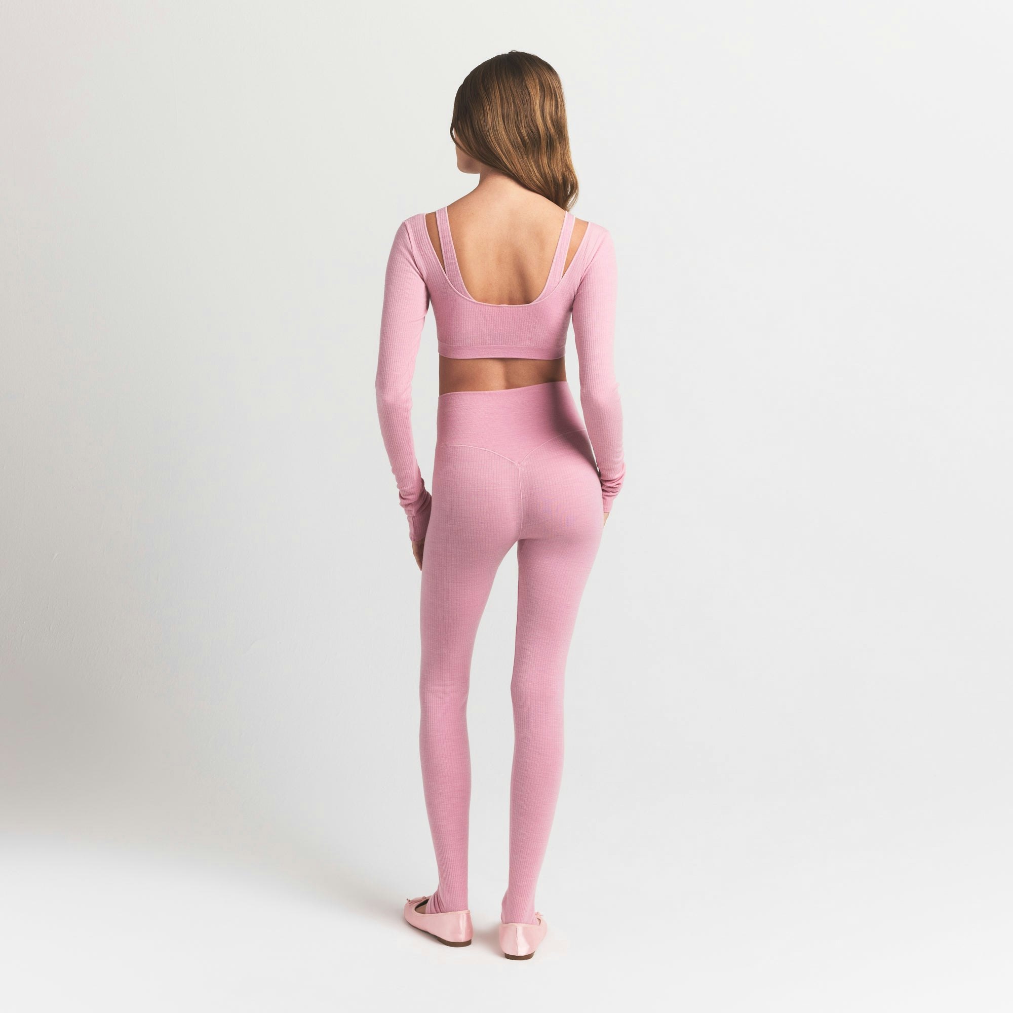 WOOL RIB HIGH-WAISTED LEGGING | HALITE ON A MODEL BACK VIEW @ | FOCUS: 0.9, 0.1, 0.7