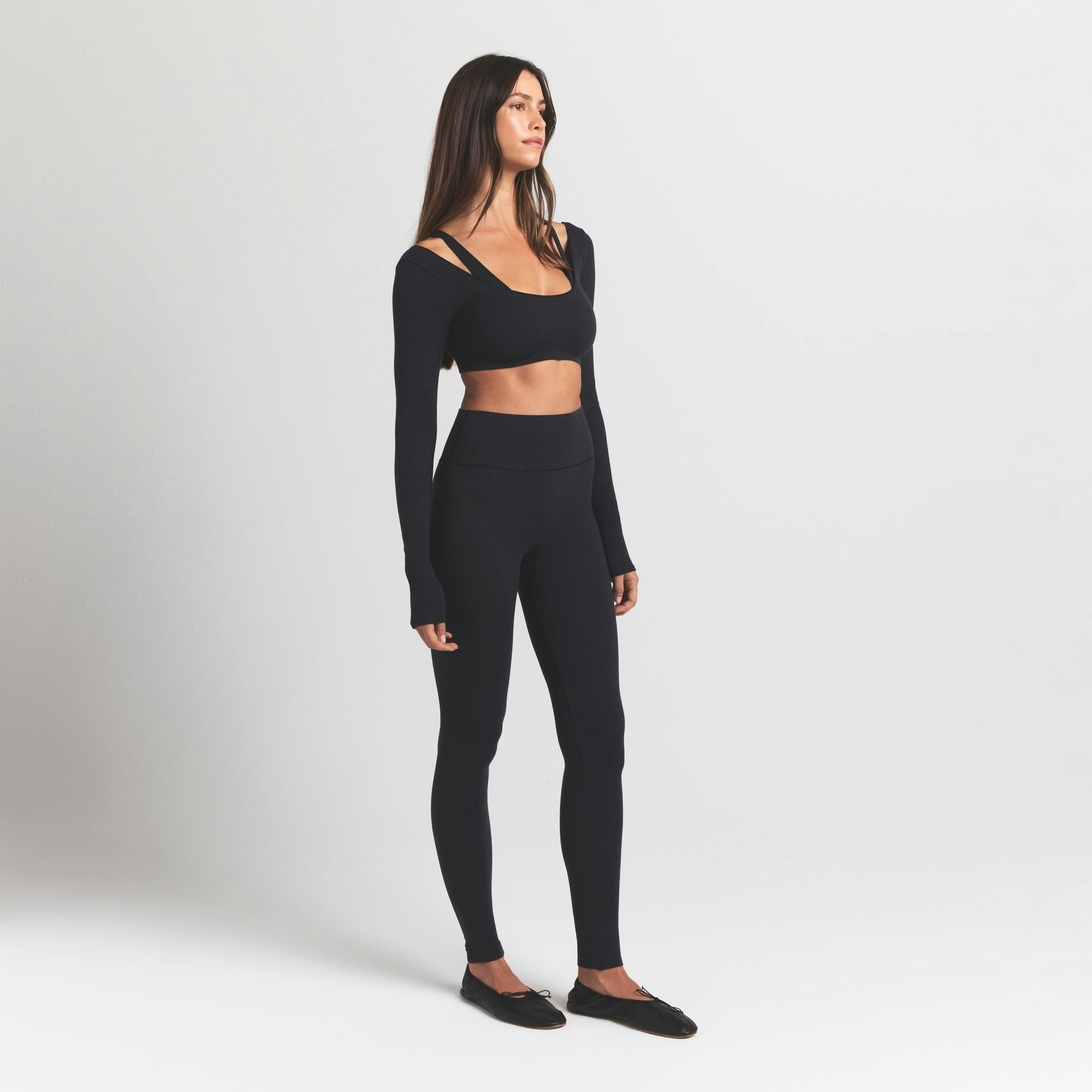 WOOL RIB HIGH-WAISTED LEGGING | OBSIDIAN ON A MODEL SIDE VIEW S | FOCUS: 0.0, 1.0, 0.9