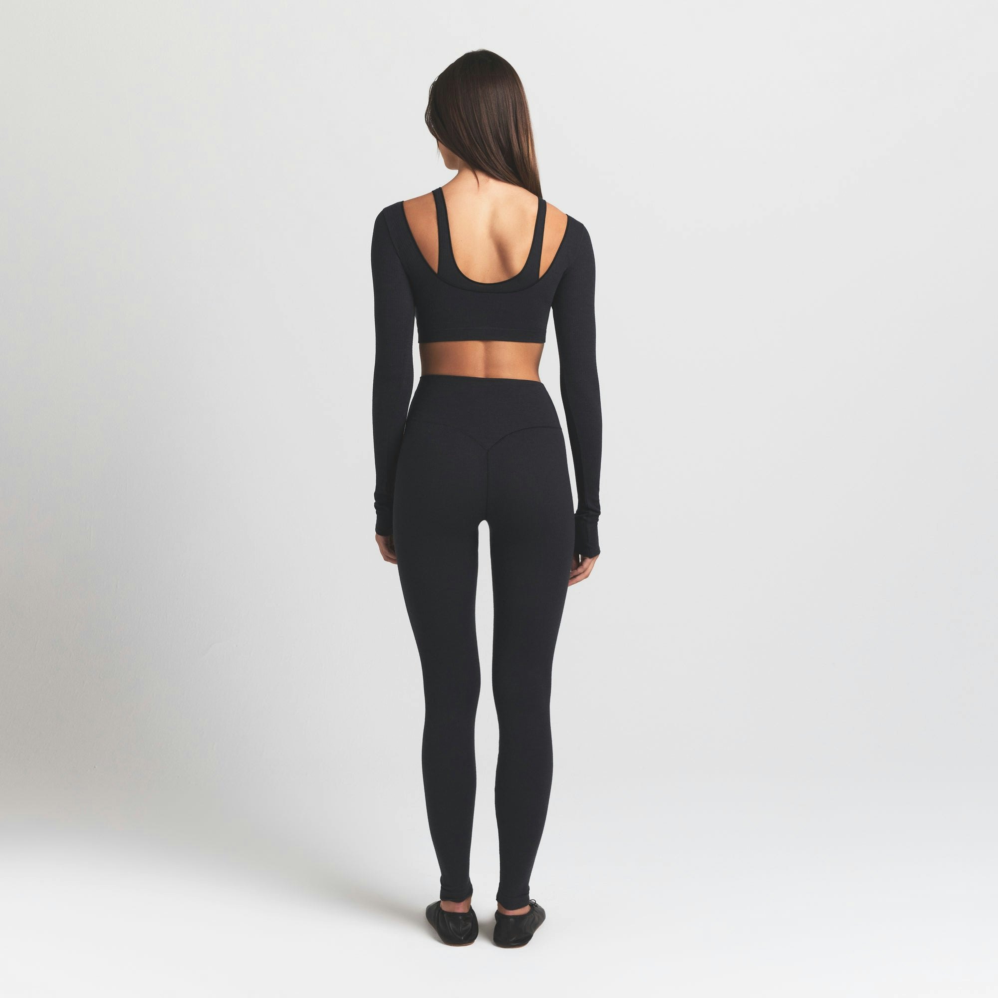WOOL RIB HIGH-WAISTED LEGGING | OBSIDIAN ON A MODEL BACK VIEW @ | FOCUS: 0.9, 0.1, 0.7