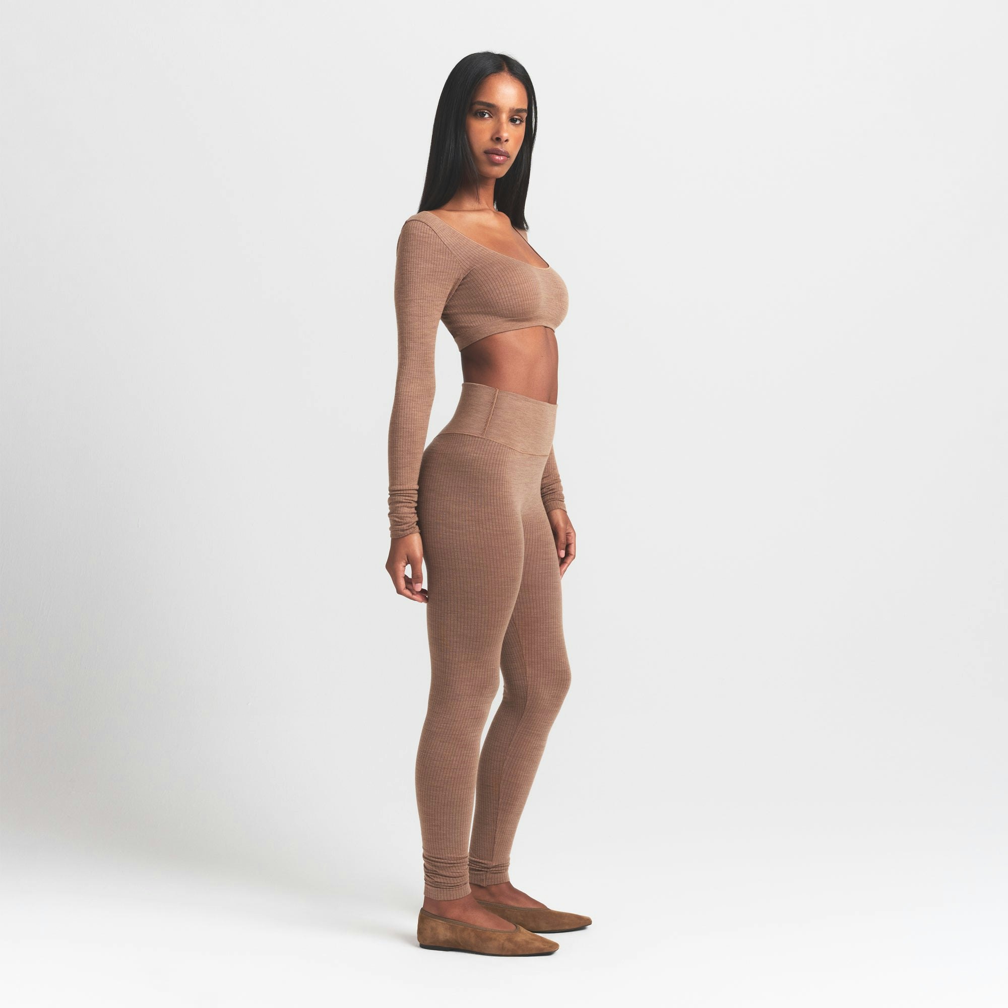 WOOL RIB HIGH-WAISTED LEGGING | SIENNA ON A MODEL FRONT VIEW @ | FOCUS: 0.9, 0.1, 0.7