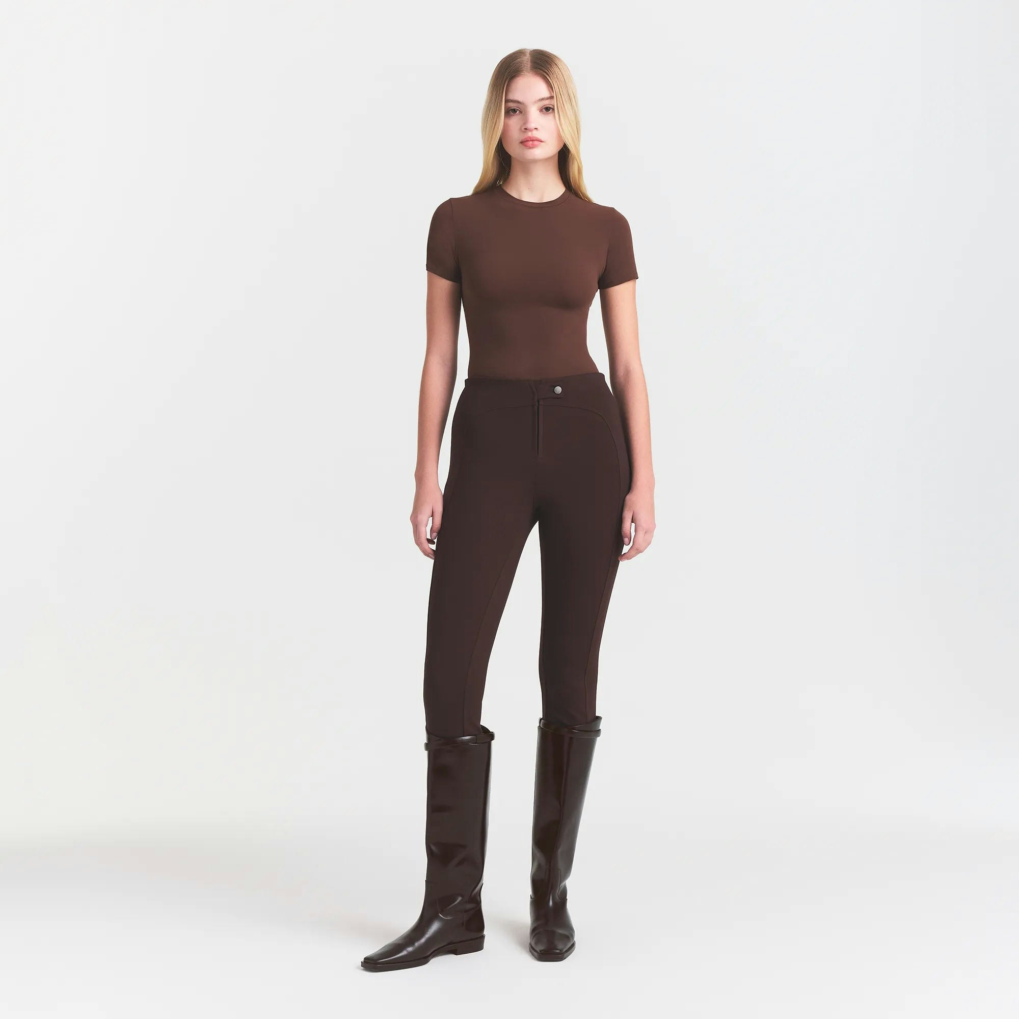 THE ESSENTIAL COLLECTION ZIP FRONT LEGGING | ESPRESSO ON A MODEL FRONT VIEW @ | FOCUS: 0.0, 1.0, 0.9