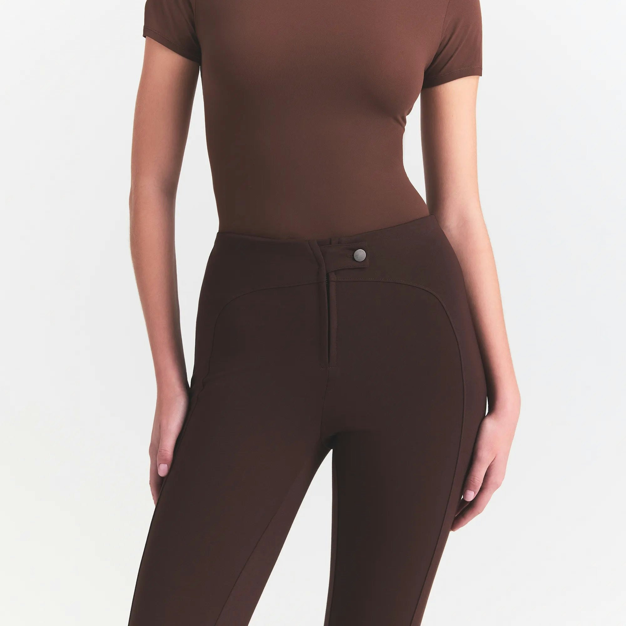 THE ESSENTIAL COLLECTION ZIP FRONT LEGGING | ESPRESSO ON A MODEL FRONT VIEW @ | FOCUS: 0.0, 1.0, 0.9