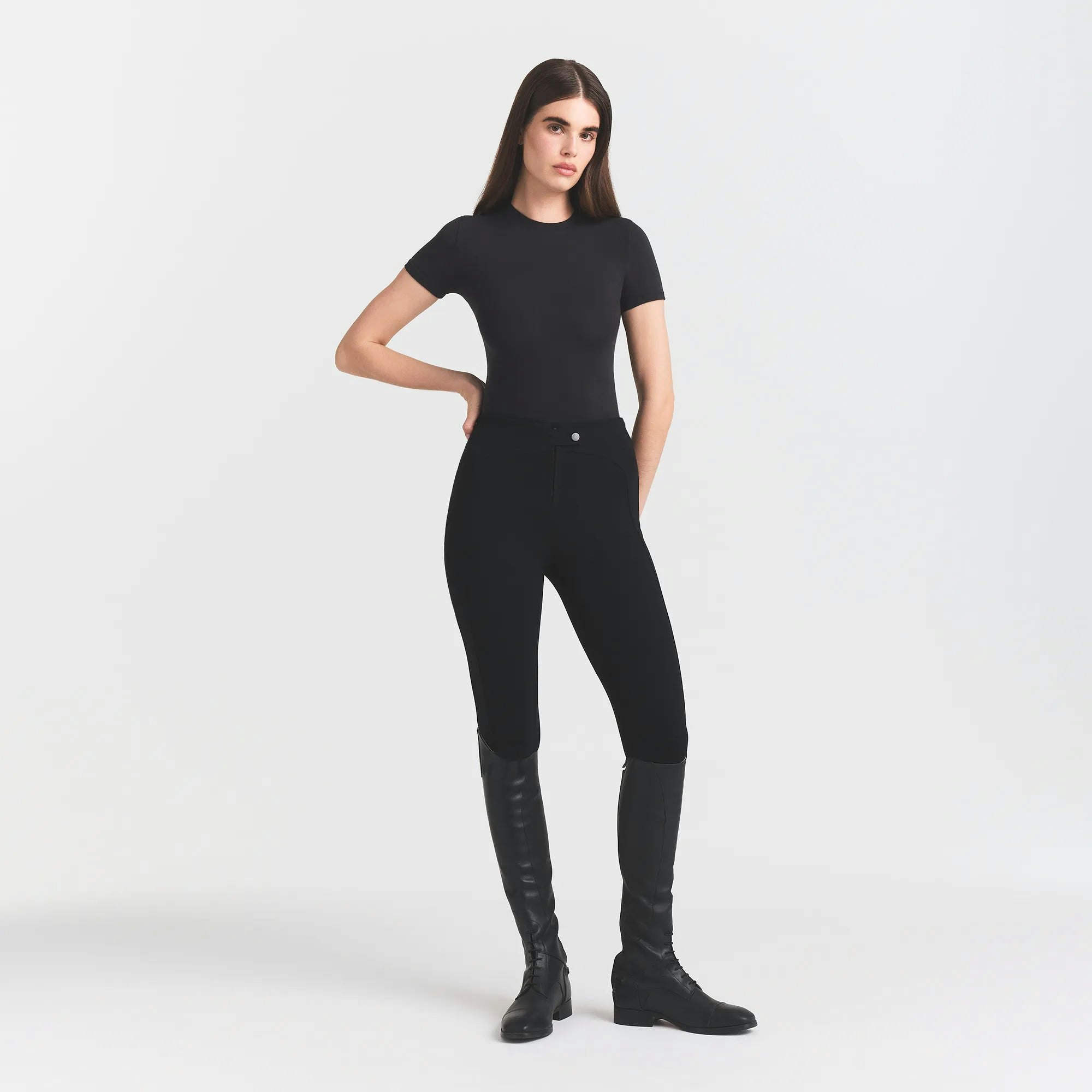 THE ESSENTIAL COLLECTION ZIP FRONT LEGGING | OBSIDIAN ON A MODEL FRONT VIEW @ | FOCUS: 0.0, 1.0, 0.9 