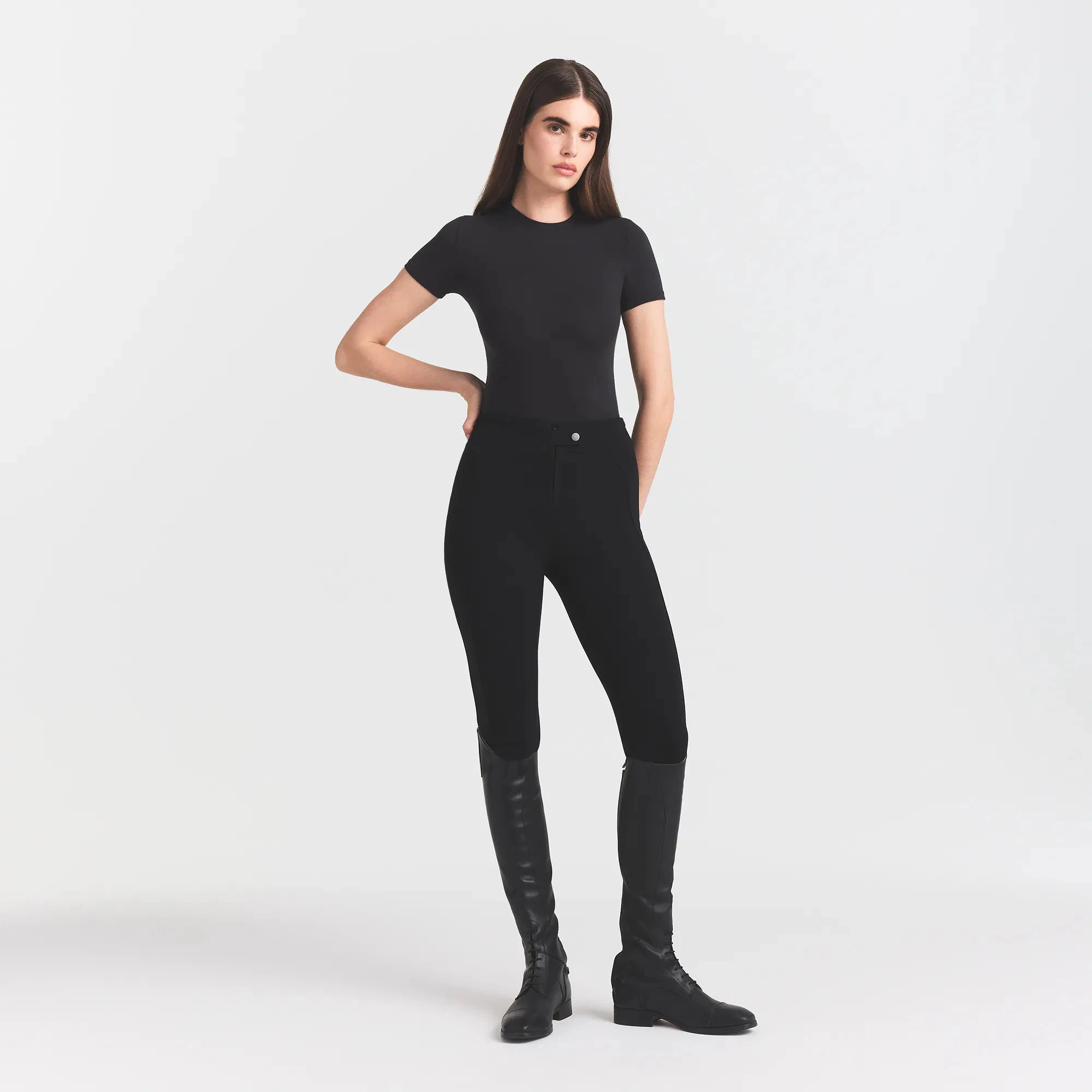THE ESSENTIAL COLLECTION ZIP FRONT LEGGING | OBSIDIAN ON A MODEL FRONT VIEW @ | FOCUS: 0.0, 1.0, 0.9