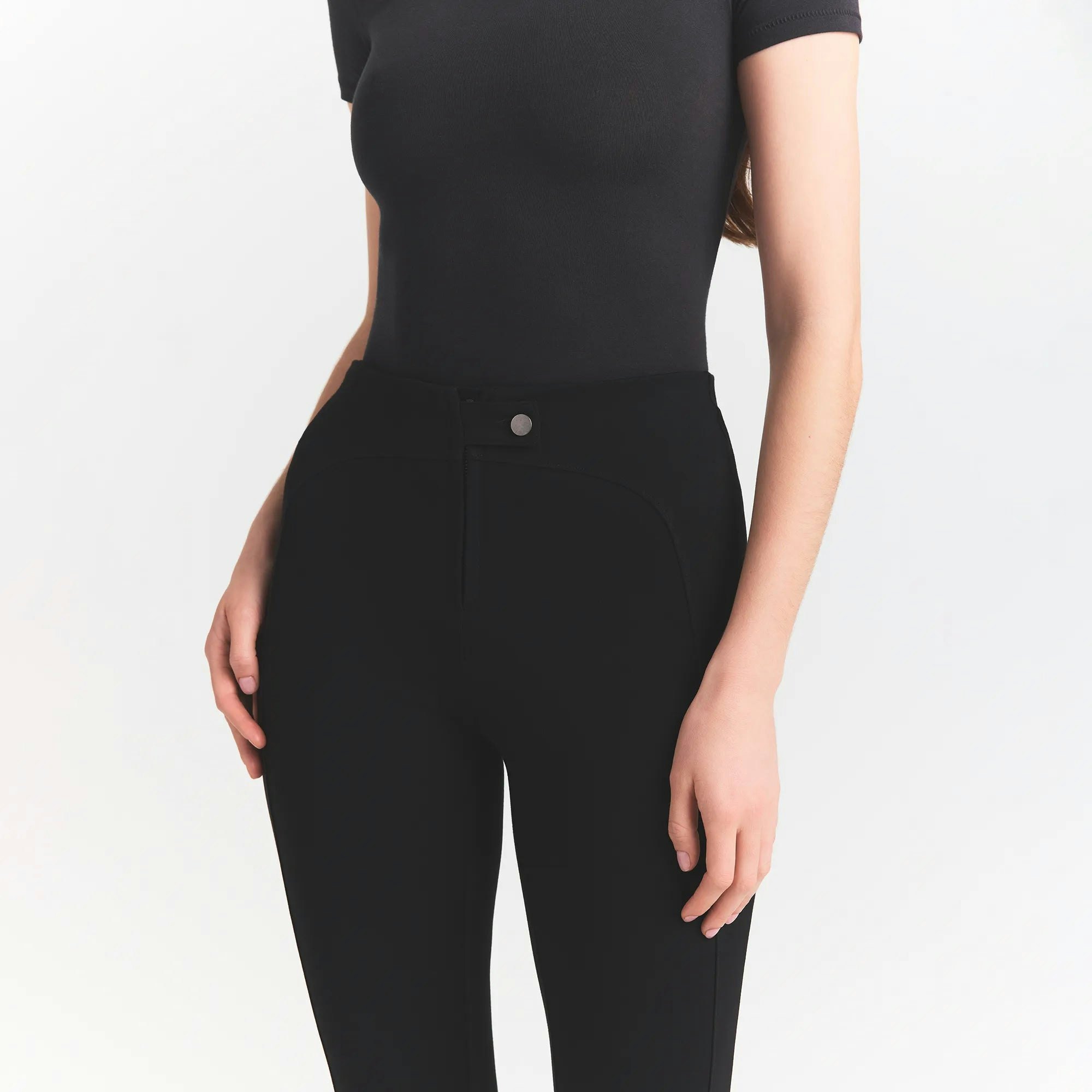 THE ESSENTIAL COLLECTION ZIP FRONT LEGGING | OBSIDIAN ON A MODEL FRONT VIEW @ | FOCUS: 0.0, 1.0, 0.9 