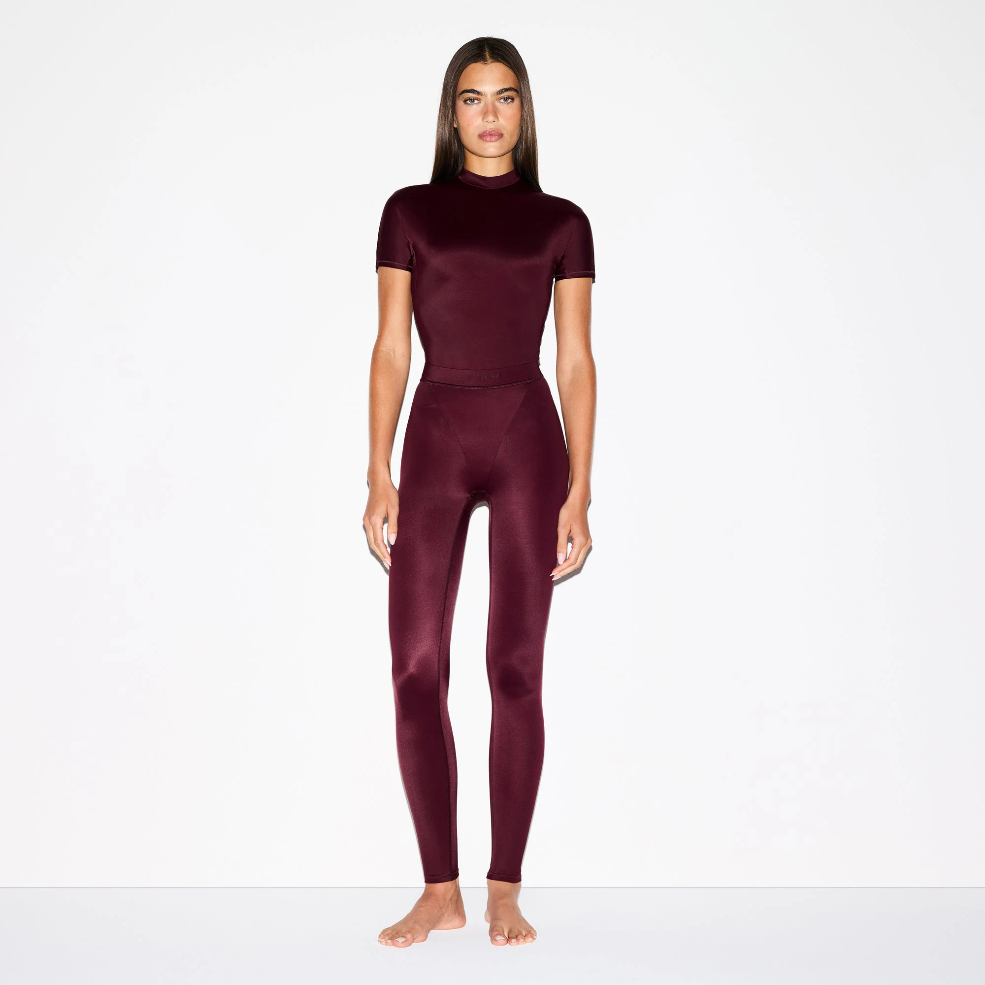NikeSKIMS SHINE V-LINE 26" LEGGING | CURRANT ON A MODEL SIDE VIEW @ | FOCUS: 0.0, 1.0, 0.9