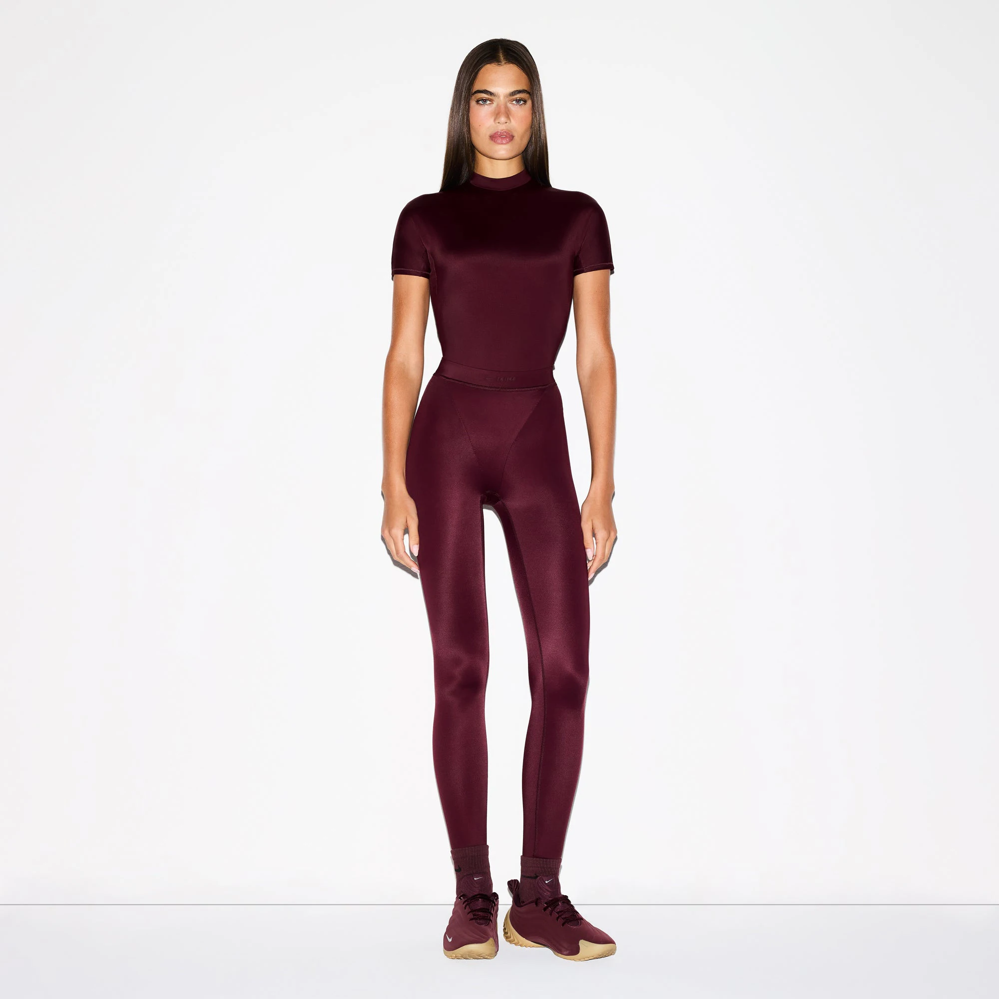 NikeSKIMS SHINE V-LINE 26" LEGGING | CURRANT ON A MODEL SIDE VIEW @ | FOCUS: 0.0, 1.0, 0.9
