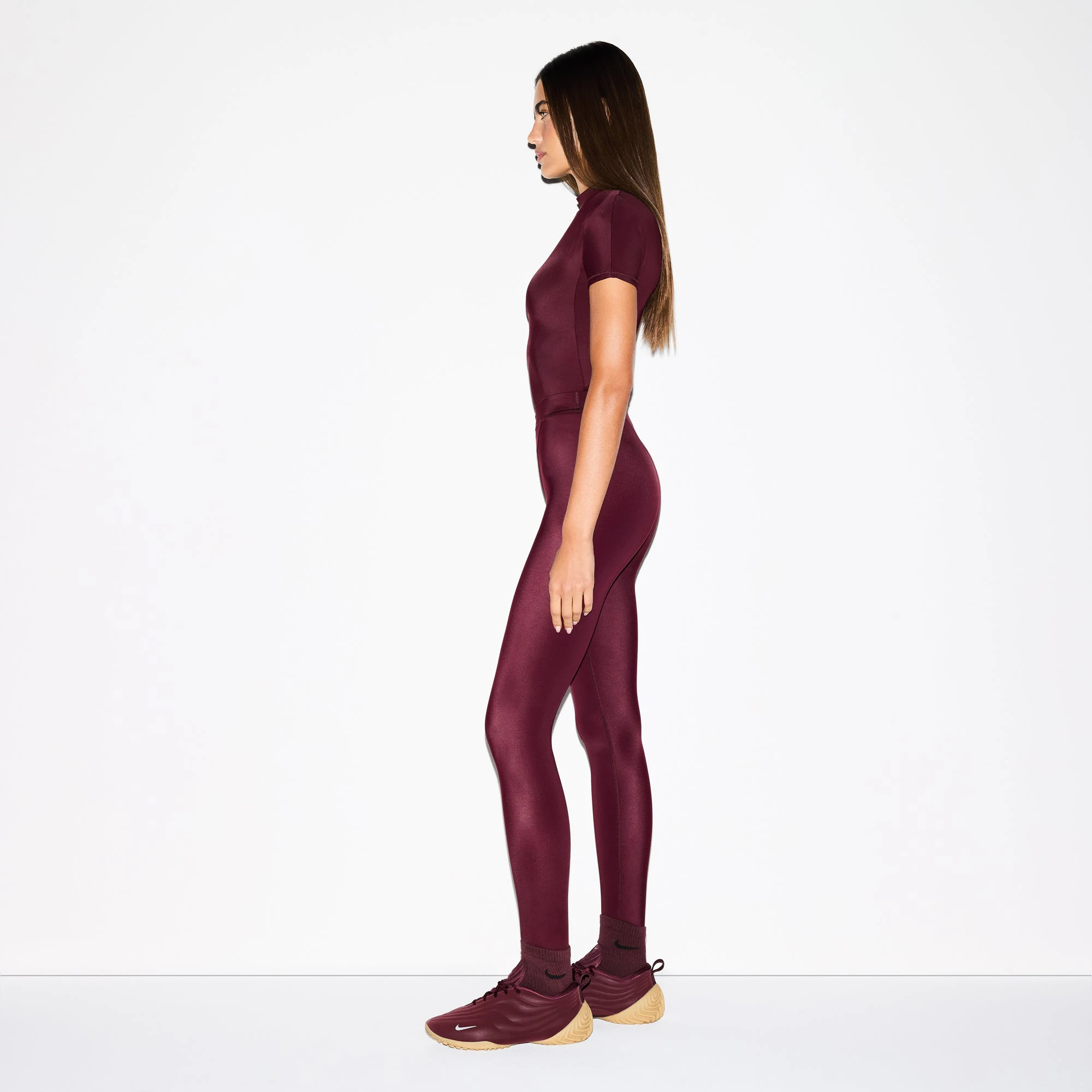 NikeSKIMS SHINE V-LINE 26" LEGGING | CURRANT ON A MODEL SIDE VIEW @ | FOCUS: 0.0, 1.0, 0.9