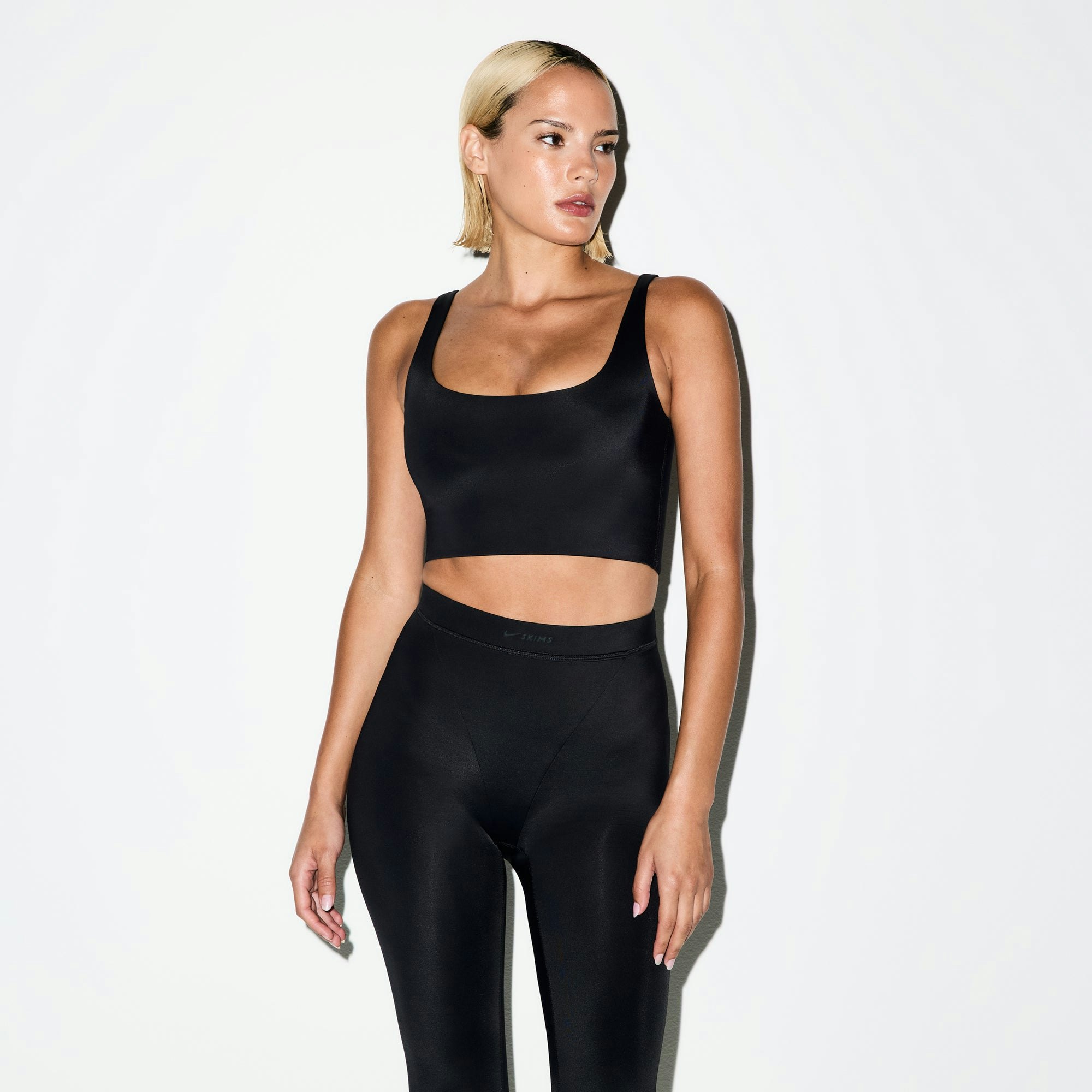 NikeSKIMS SHINE V-LINE 26" LEGGING | OBSIDIAN ON A MODEL SIDE VIEW @ | FOCUS: 0.0, 1.0, 0.9