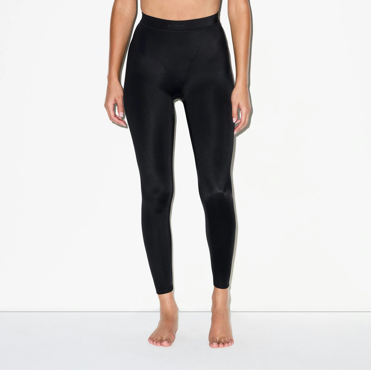 NikeSKIMS SHINE V-LINE 26" LEGGING | OBSIDIAN ON A MODEL SIDE VIEW @ | FOCUS: 0.0, 1.0, 0.9