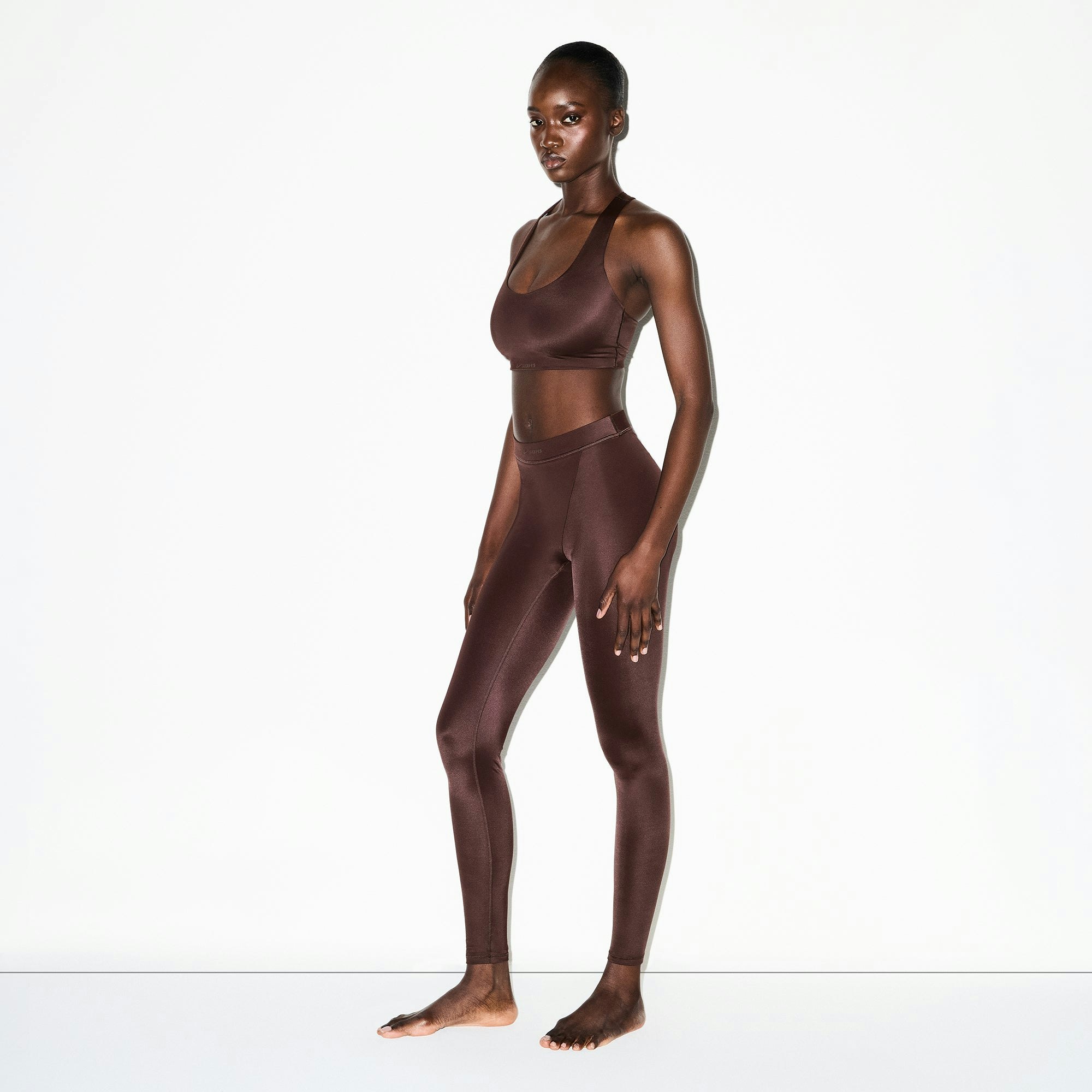 NikeSKIMS SHINE V-LINE 26" LEGGING | PHOENIX ON A MODEL SIDE VIEW @ | FOCUS: 0.0, 1.0, 0.9