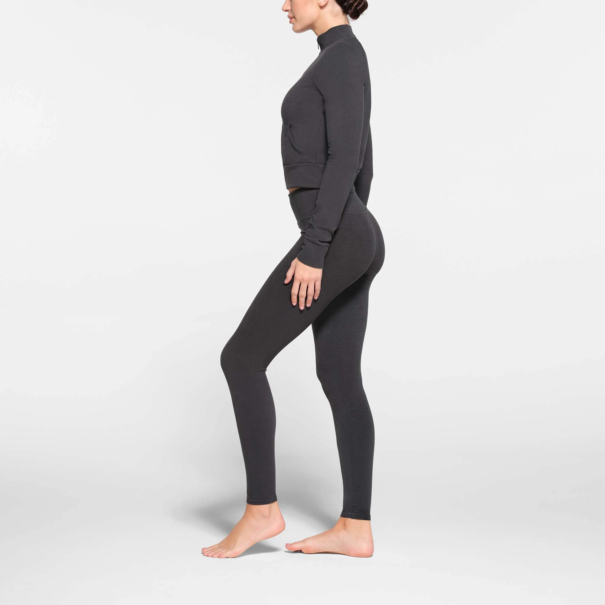 OUTDOOR HIGH-WAISTED LEGGING | ASH ON A MODEL SIDE VIEW