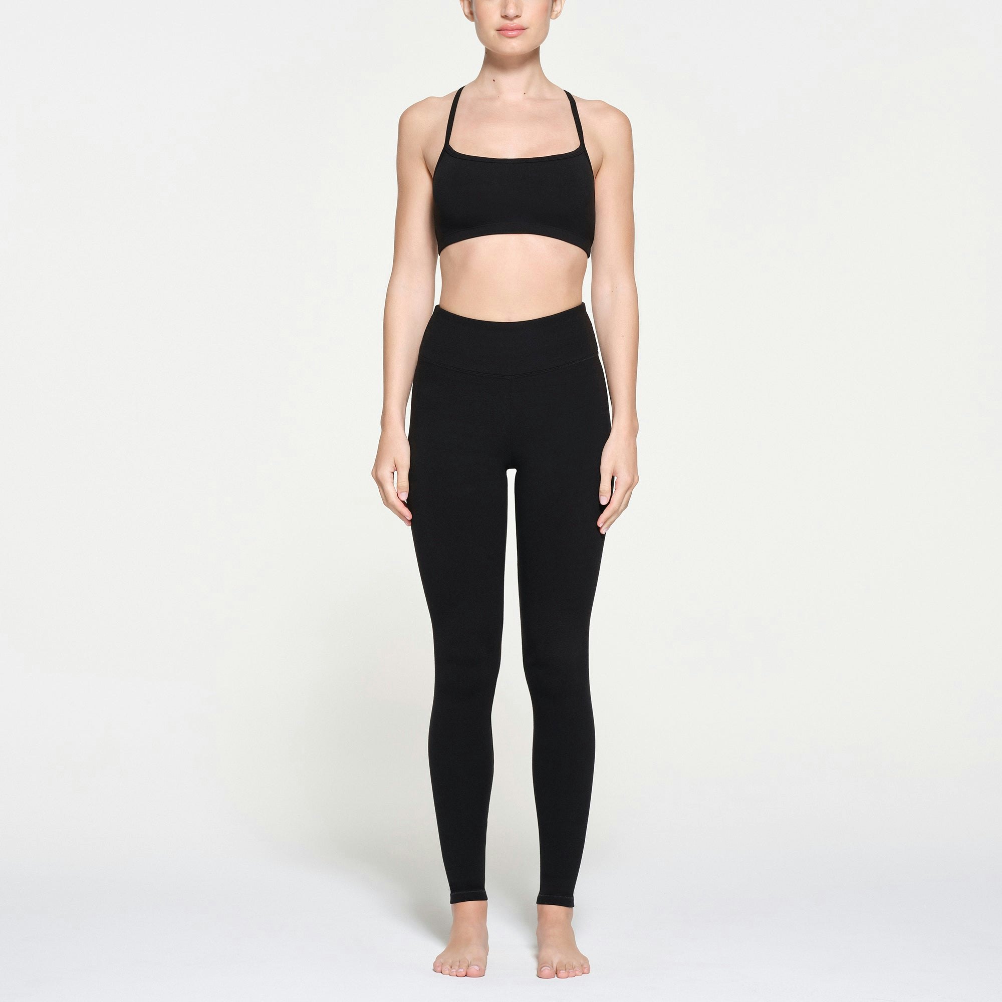 OUTDOOR HIGH-WAISTED LEGGING | ONYX ON A MODEL FRONT VIEW