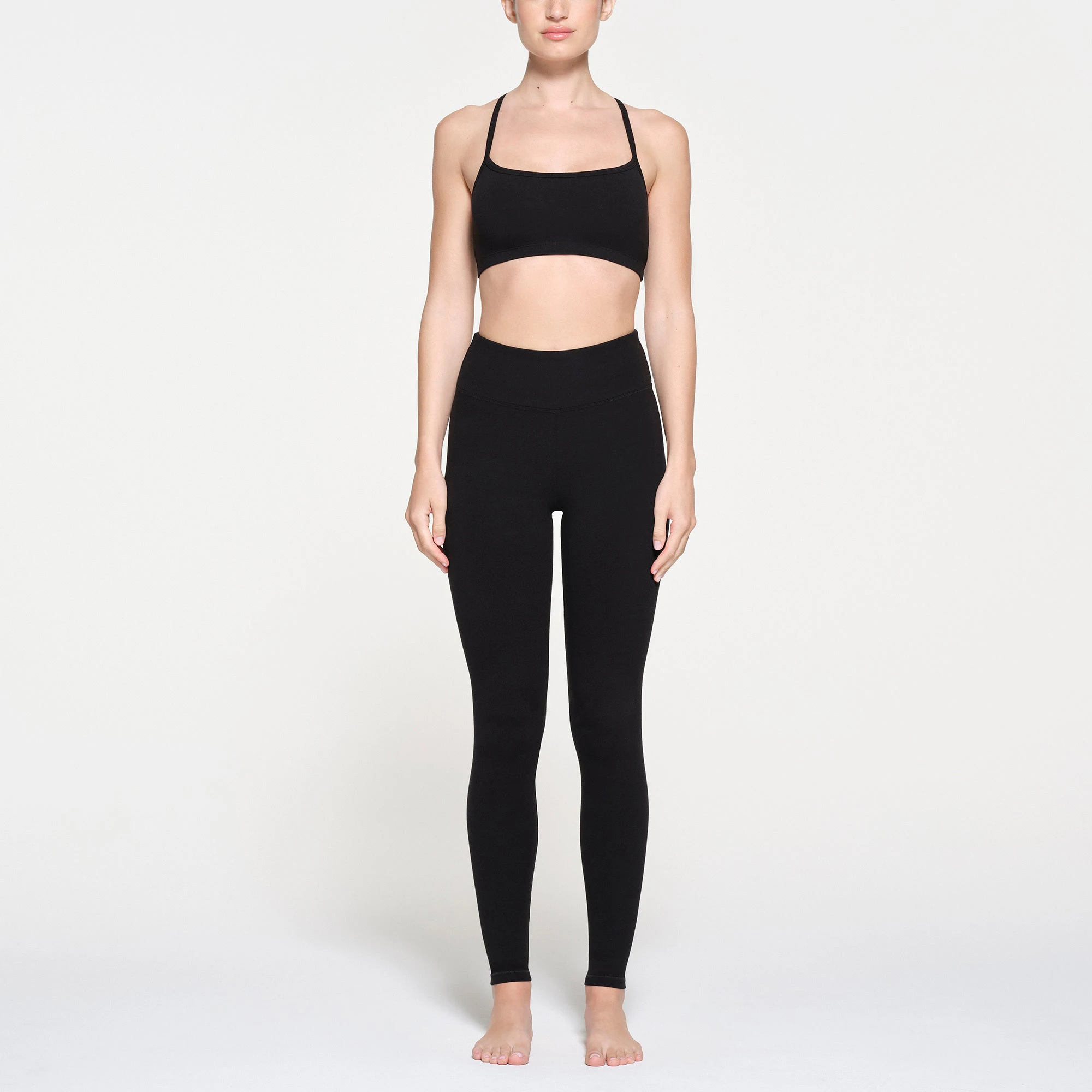 OUTDOOR HIGH-WAISTED LEGGING | ONYX ON A MODEL FRONT VIEW