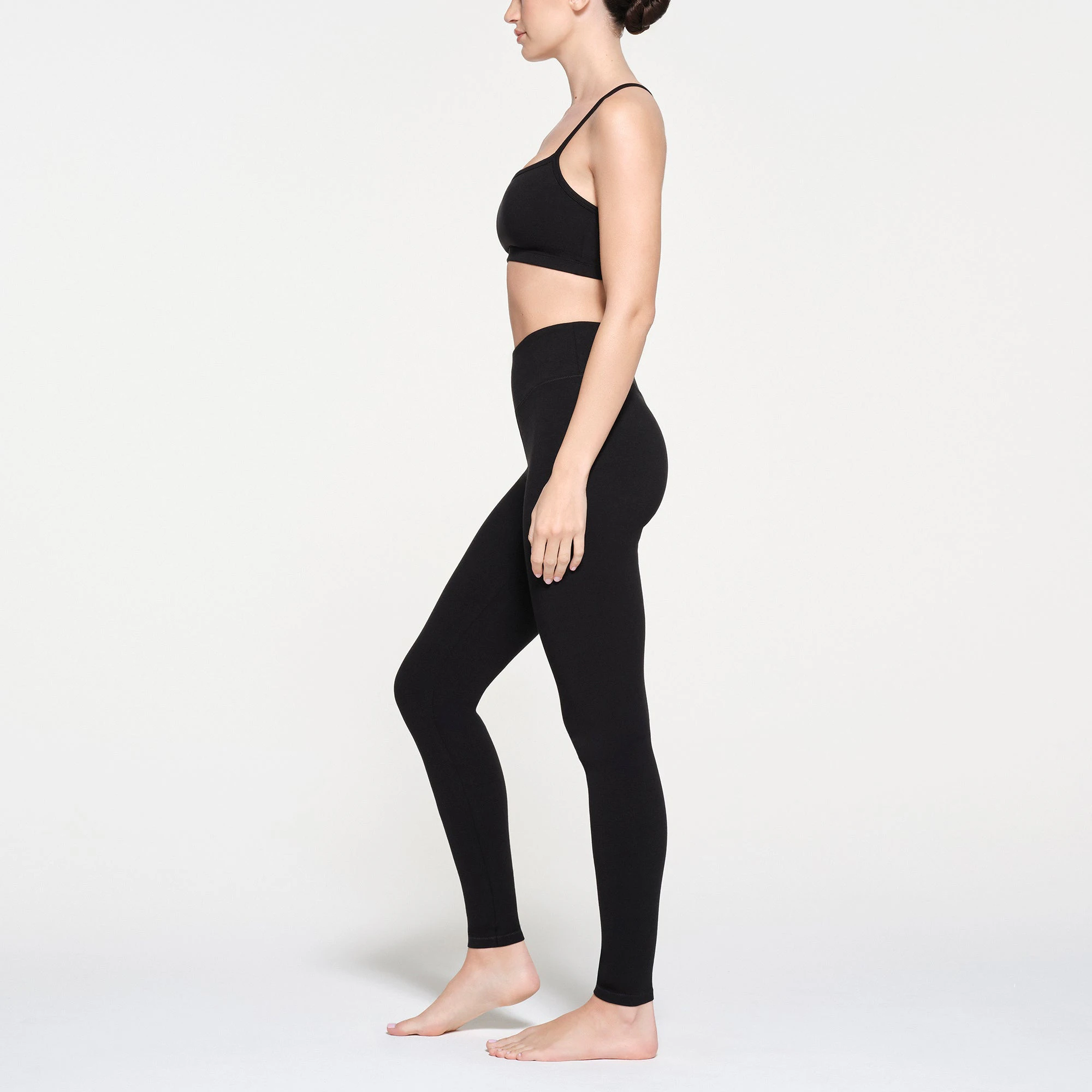 OUTDOOR HIGH-WAISTED LEGGING | ONYX ON A MODEL SIDE VIEW