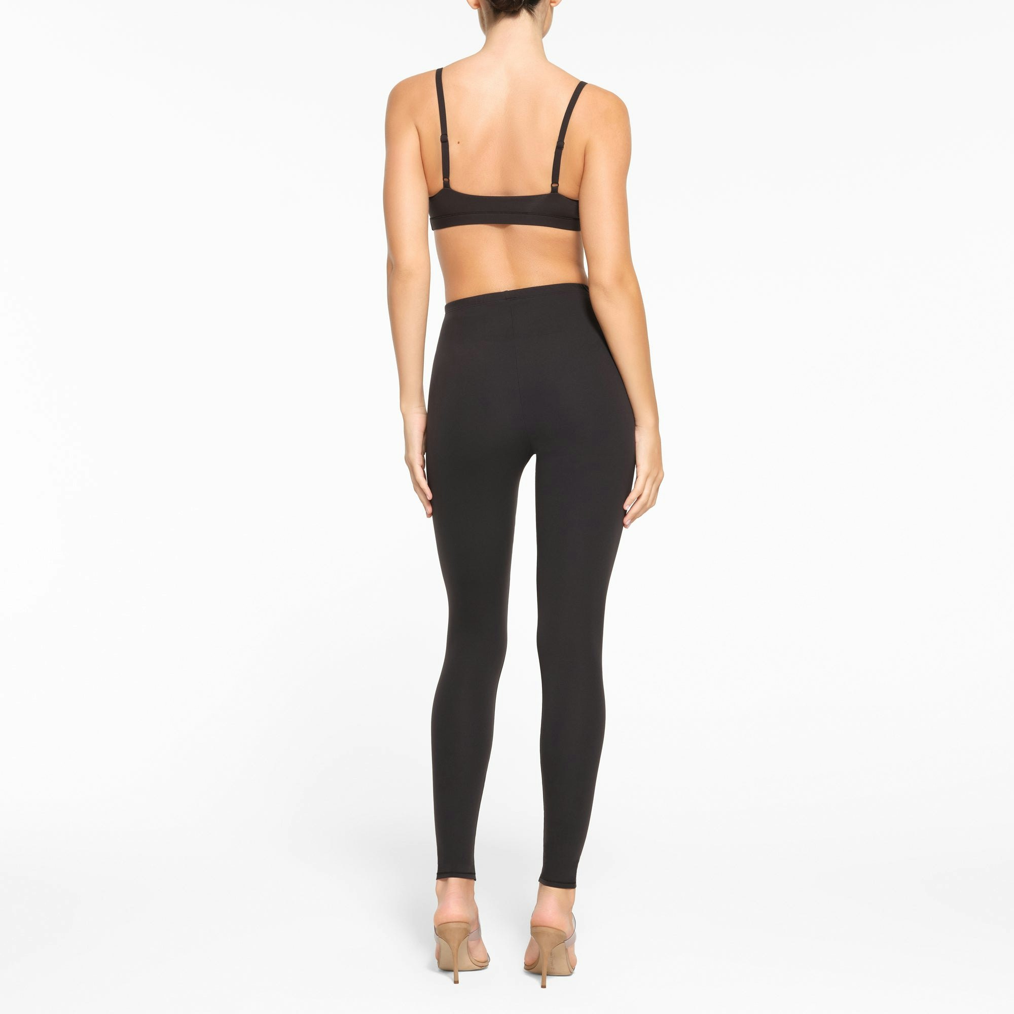 FITS EVERYBODY LEGGING WORN BY A MODEL IN BACK VIEW