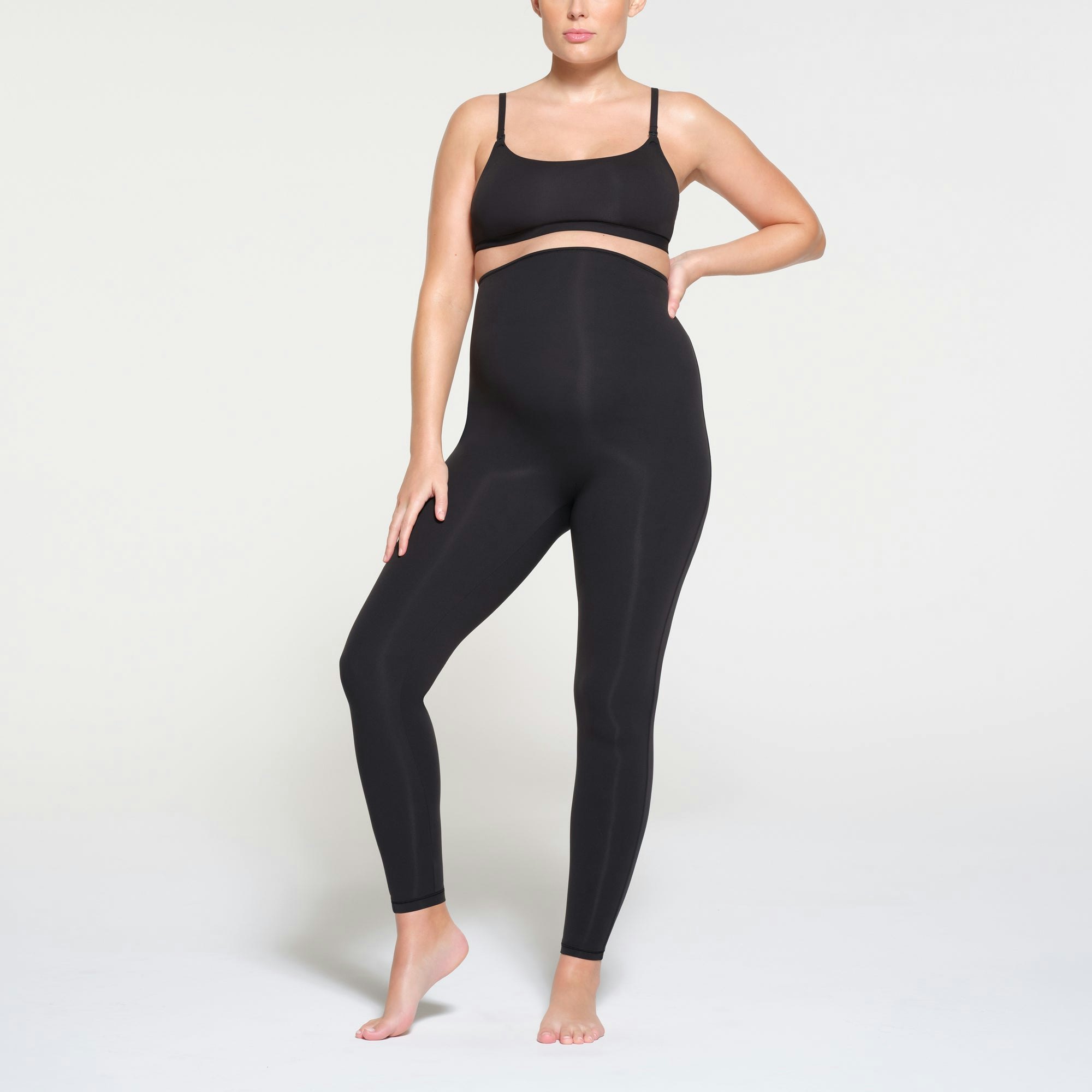 FITS EVERYBODY MATERNITY LEGGING | ONYX ON A MODEL FRONT VIEW