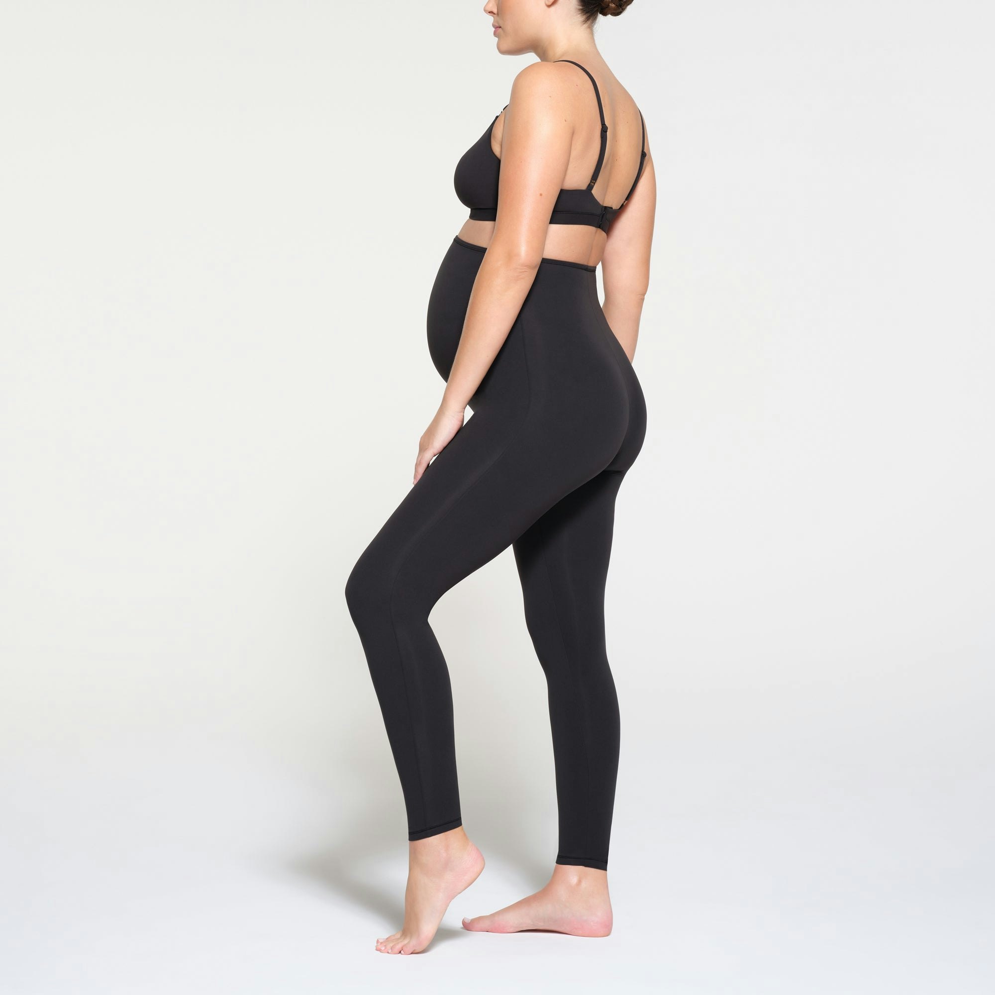 FITS EVERYBODY MATERNITY LEGGING | ONYX ON A MODEL SIDE VIEW