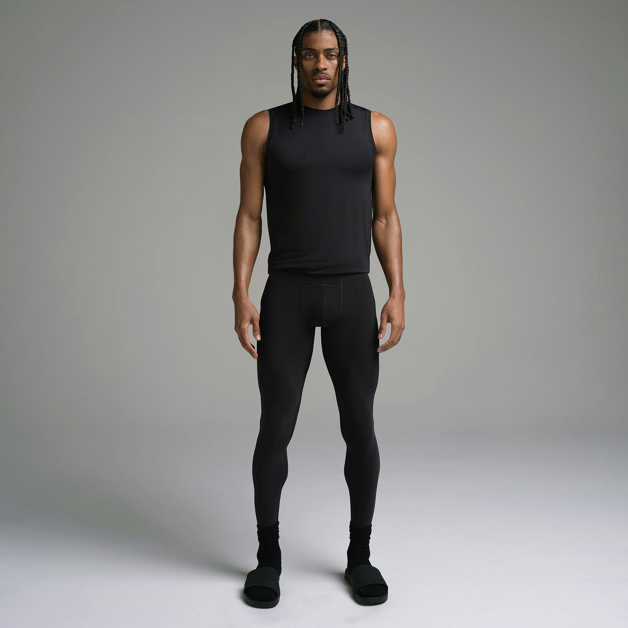 SKIMS SPORT MENS LEGGING | OBSIDIAN ON A MODEL FRONT VIEW | FOCUS: 0.0, 1.0, 0.9