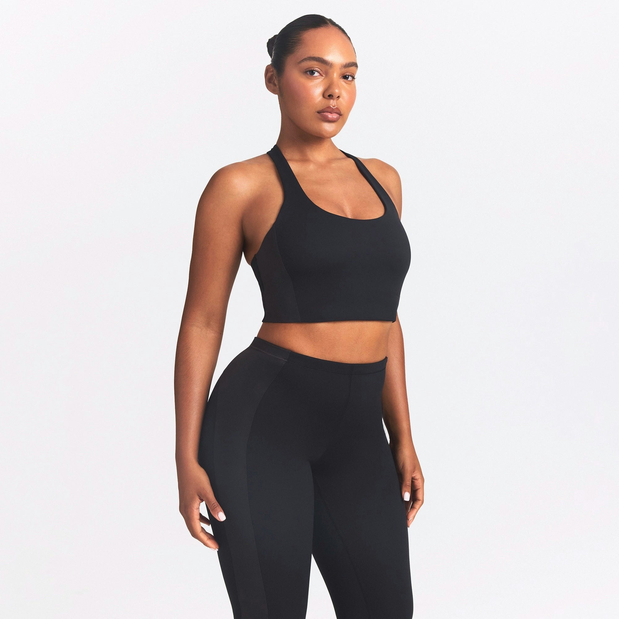 NikeSKIMS MATTE AND SHINE 26" LEGGING | OBSIDIAN/IGNEOUS ON A MODEL SIDE VIEW @ | FOCUS: 0.0, 1.0, 0.9