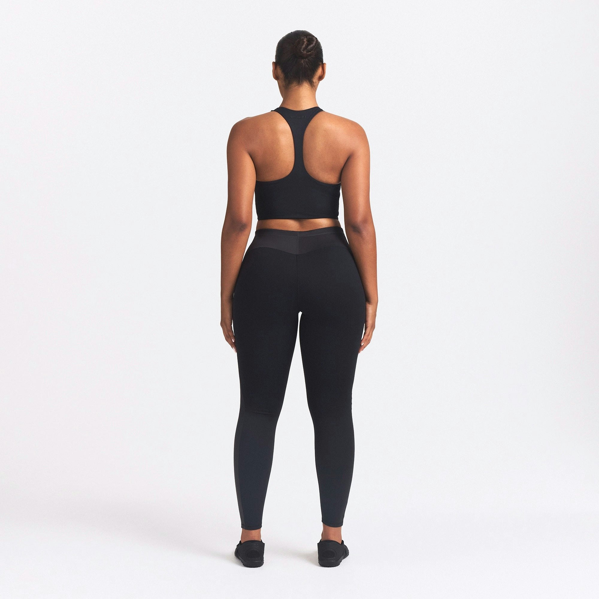 NikeSKIMS MATTE AND SHINE 26" LEGGING | OBSIDIAN/IGNEOUS ON A MODEL SIDE VIEW @ | FOCUS: 0.0, 1.0, 0.9