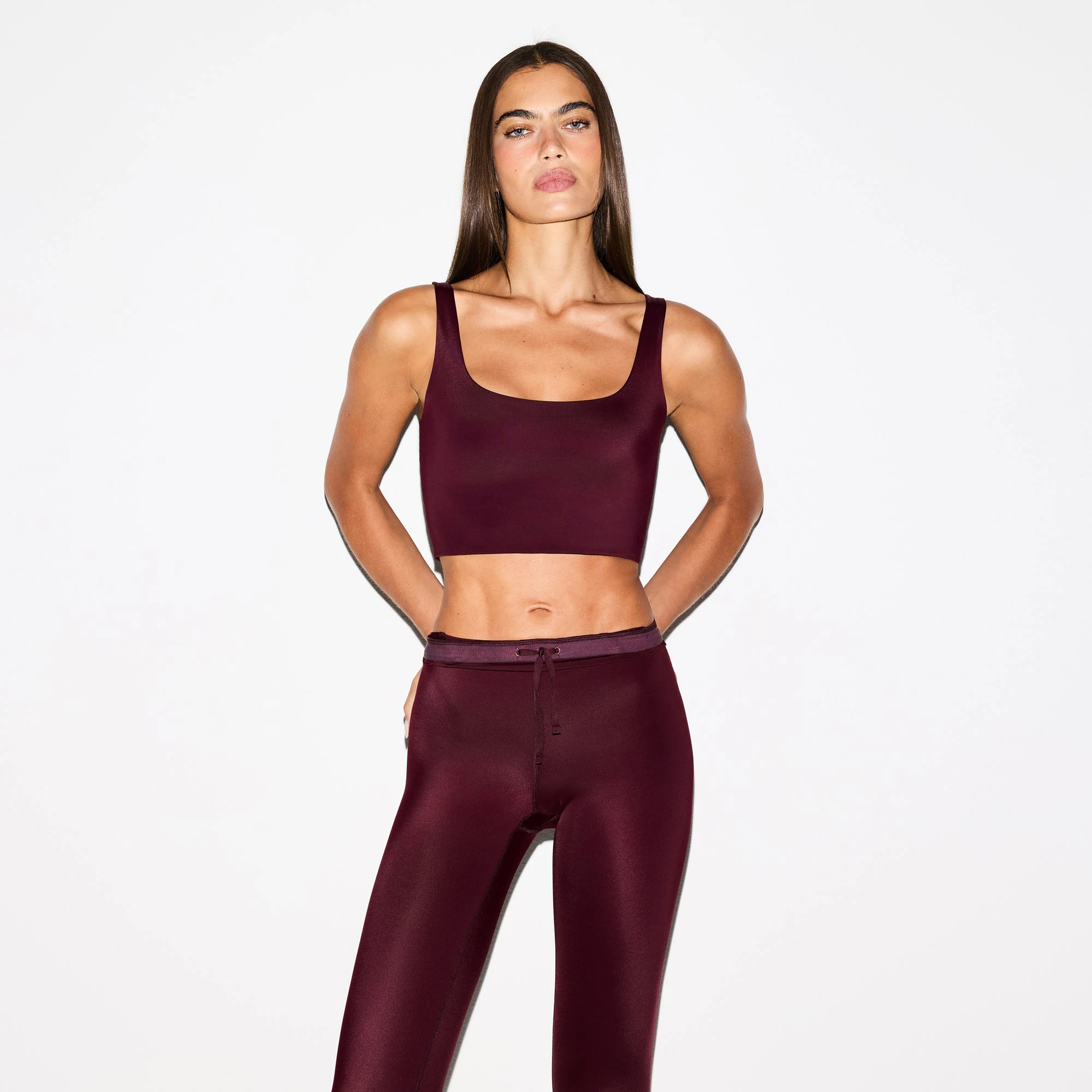 NikeSKIMS SHINE DRAWCORD 26" LEGGING | CURRANT ON A MODEL SIDE VIEW @ | FOCUS: 0.0, 1.0, 0.9