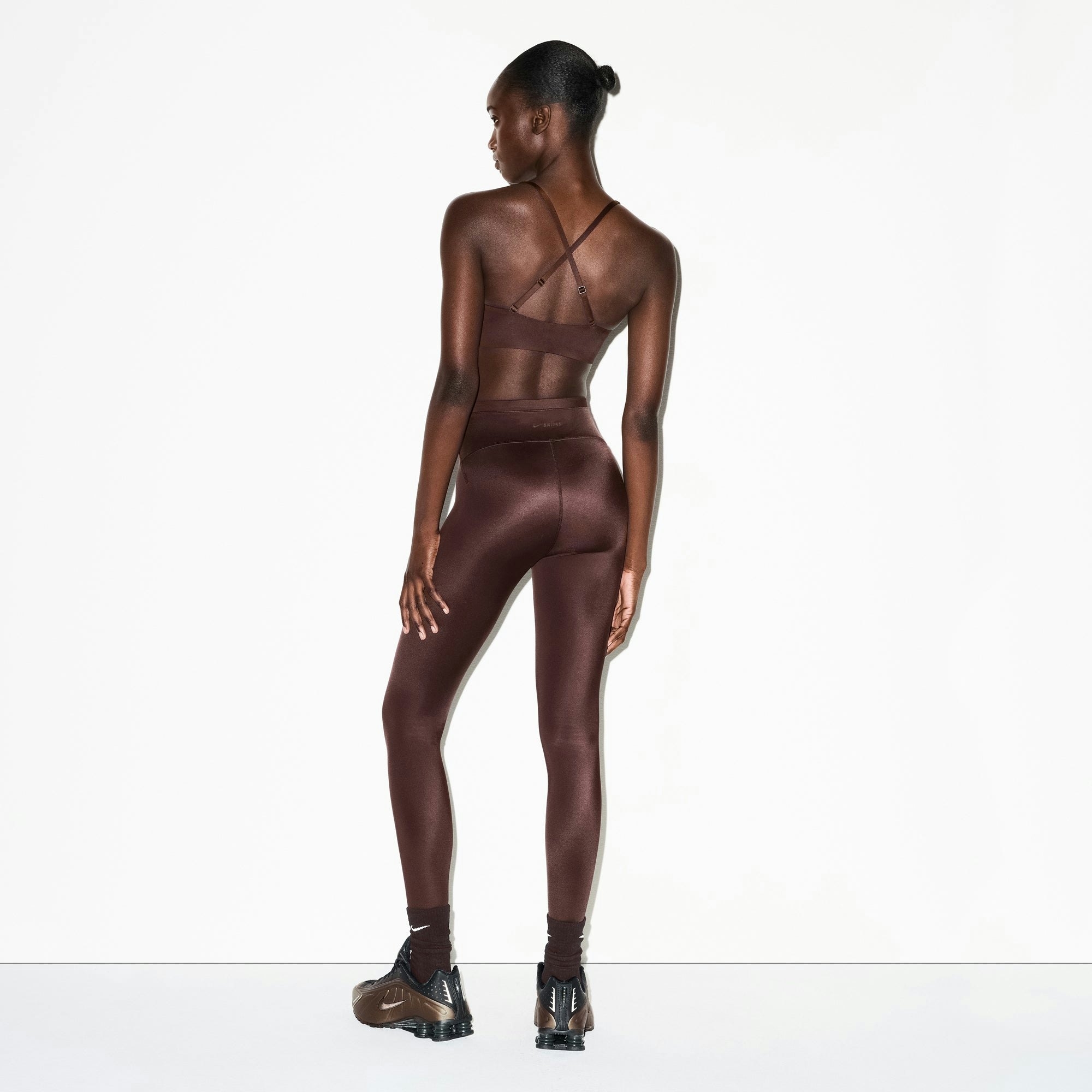 NikeSKIMS SHINE DRAWCORD 26" LEGGING | PHOENIX ON A MODEL FRONT VIEW @ | FOCUS: 0.0, 1.0, 0.9