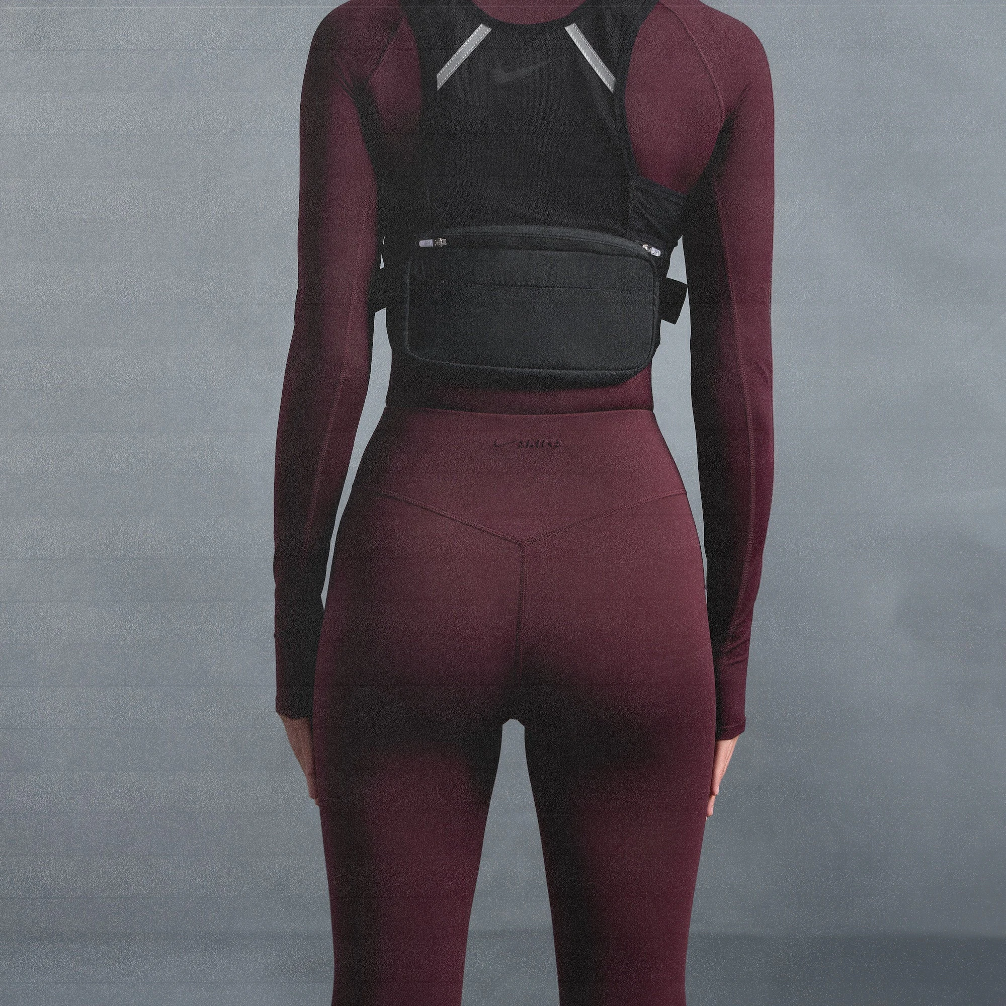 NikeSKIMS MATTE 26" LEGGING | CURRANT ON A MODEL SIDE VIEW @ | FOCUS: 0.0, 1.0, 0.9