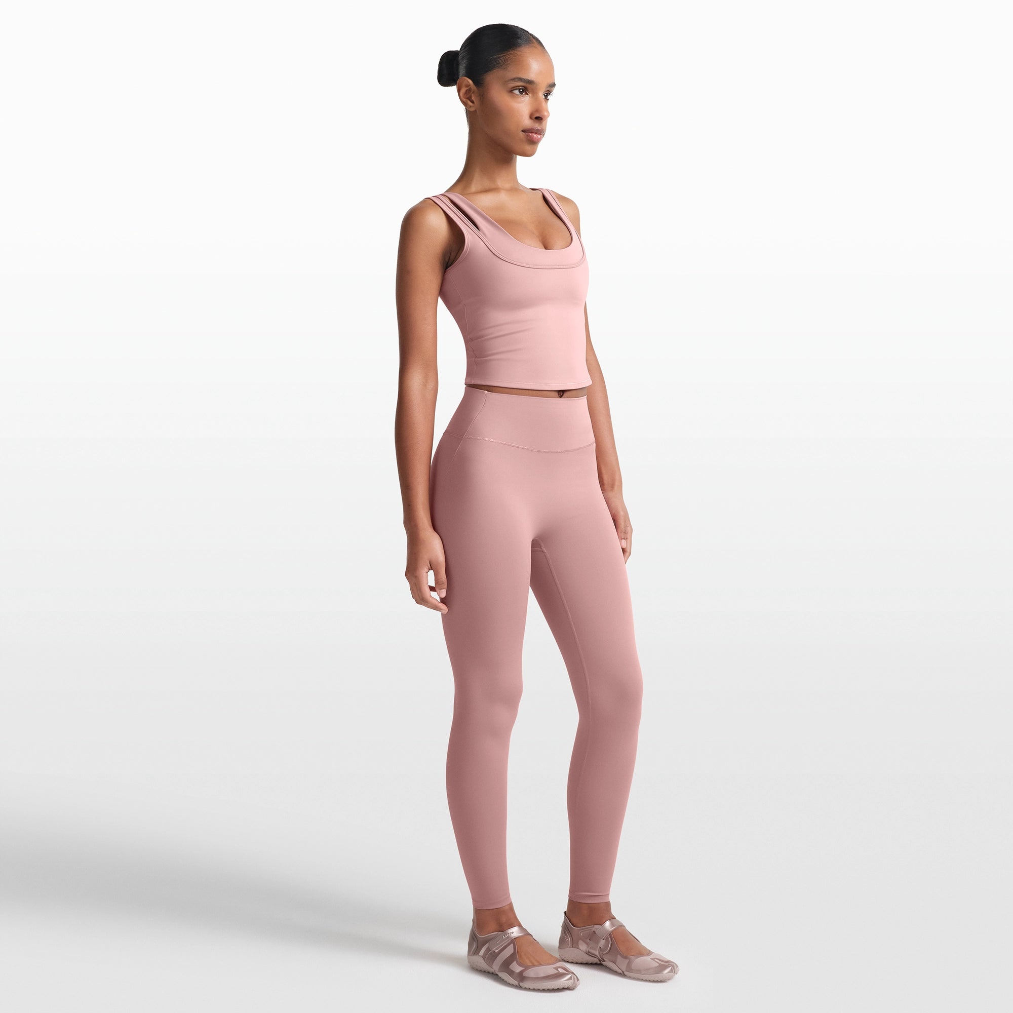 NikeSKIMS MATTE 26" LEGGING | HIMALAYAN ON A MODEL FRONT VIEW @ | FOCUS: 0.0, 1.0, 0.9