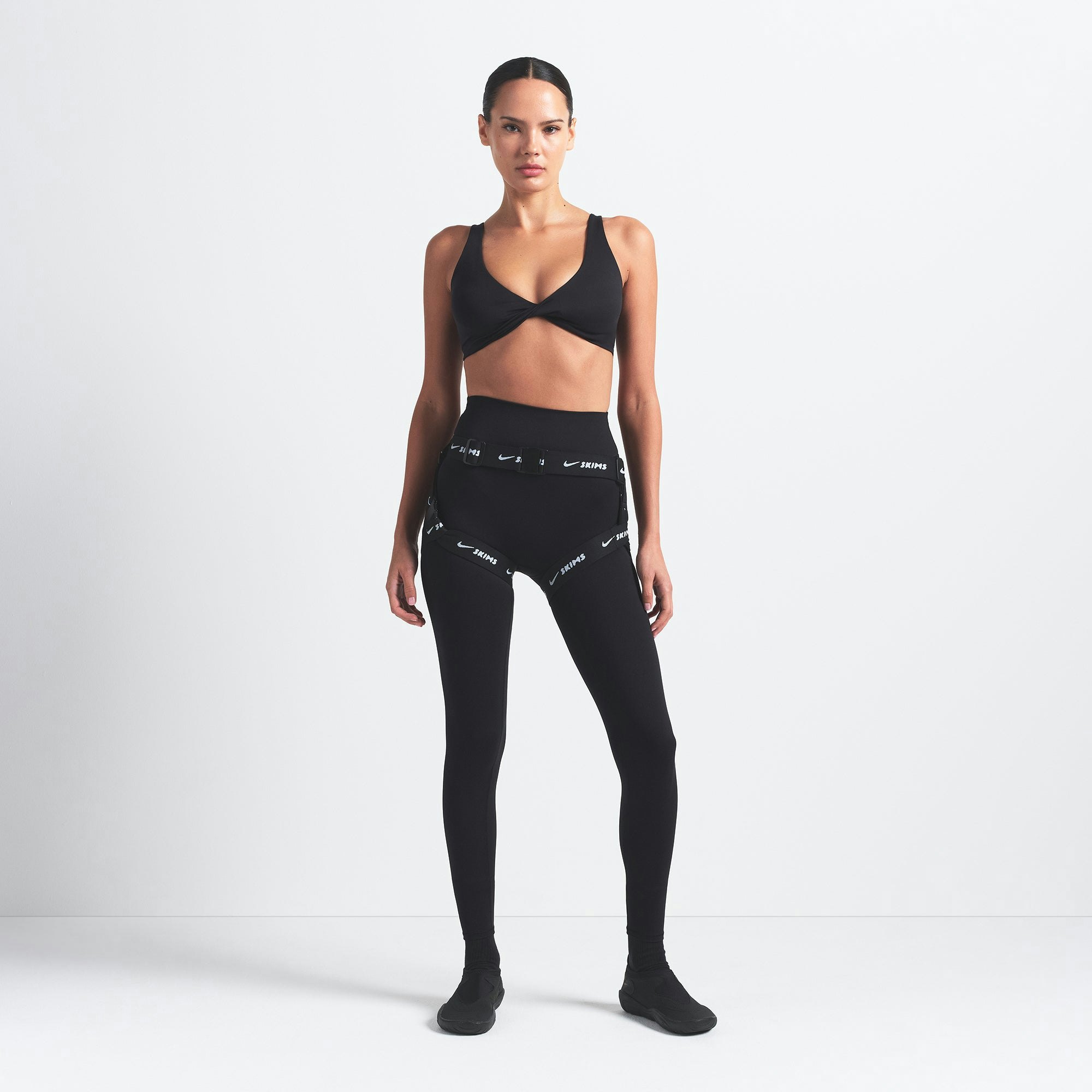 NikeSKIMS MATTE 26" LEGGING | OBSIDIAN ON A MODEL FRONT VIEW @ | FOCUS: 0.9, 0.1, 0.7