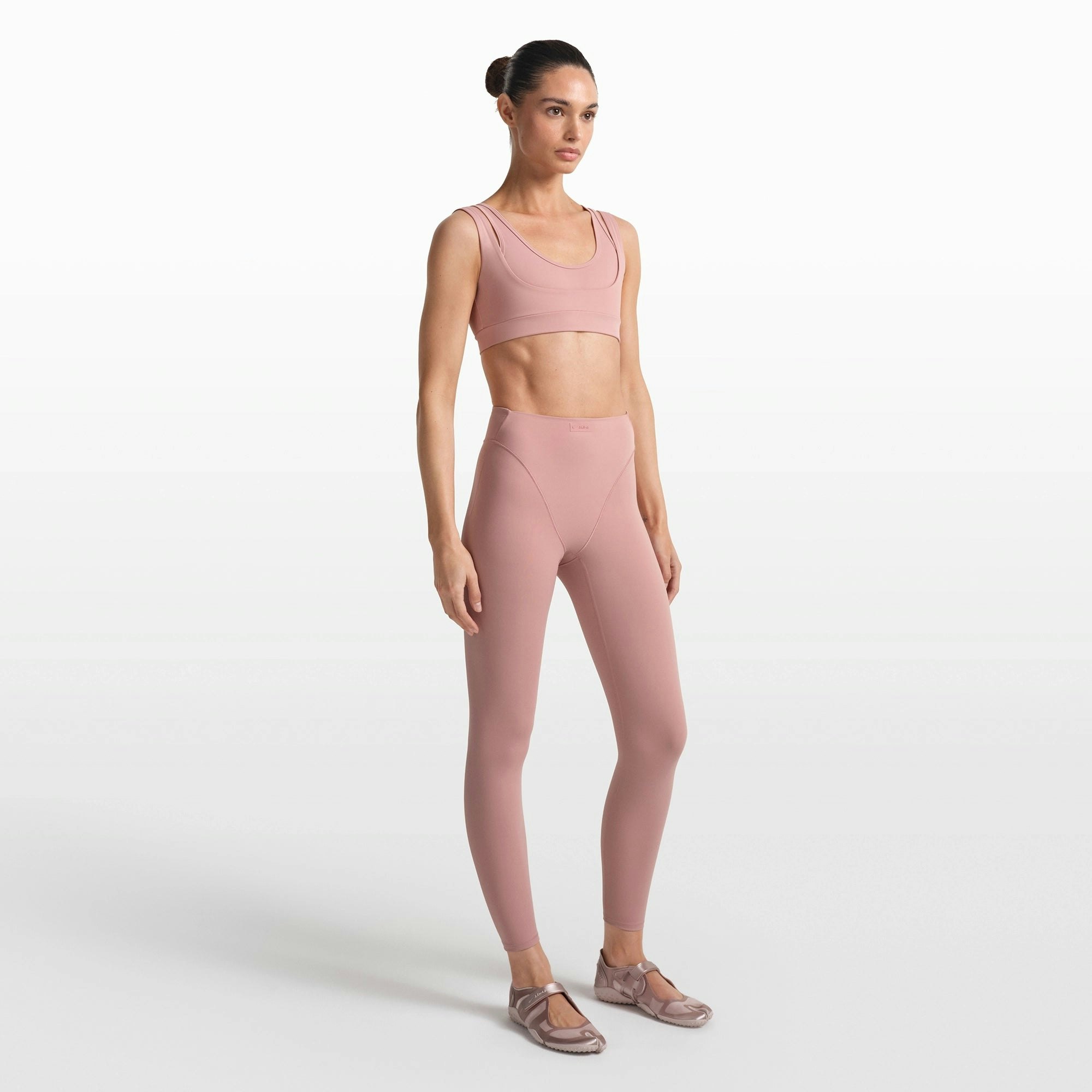 NikeSKIMS MATTE V-LINE 26" LEGGING | HIMALAYAN ON A MODEL FRONT VIEW @ | FOCUS: 0.0, 1.0, 0.9