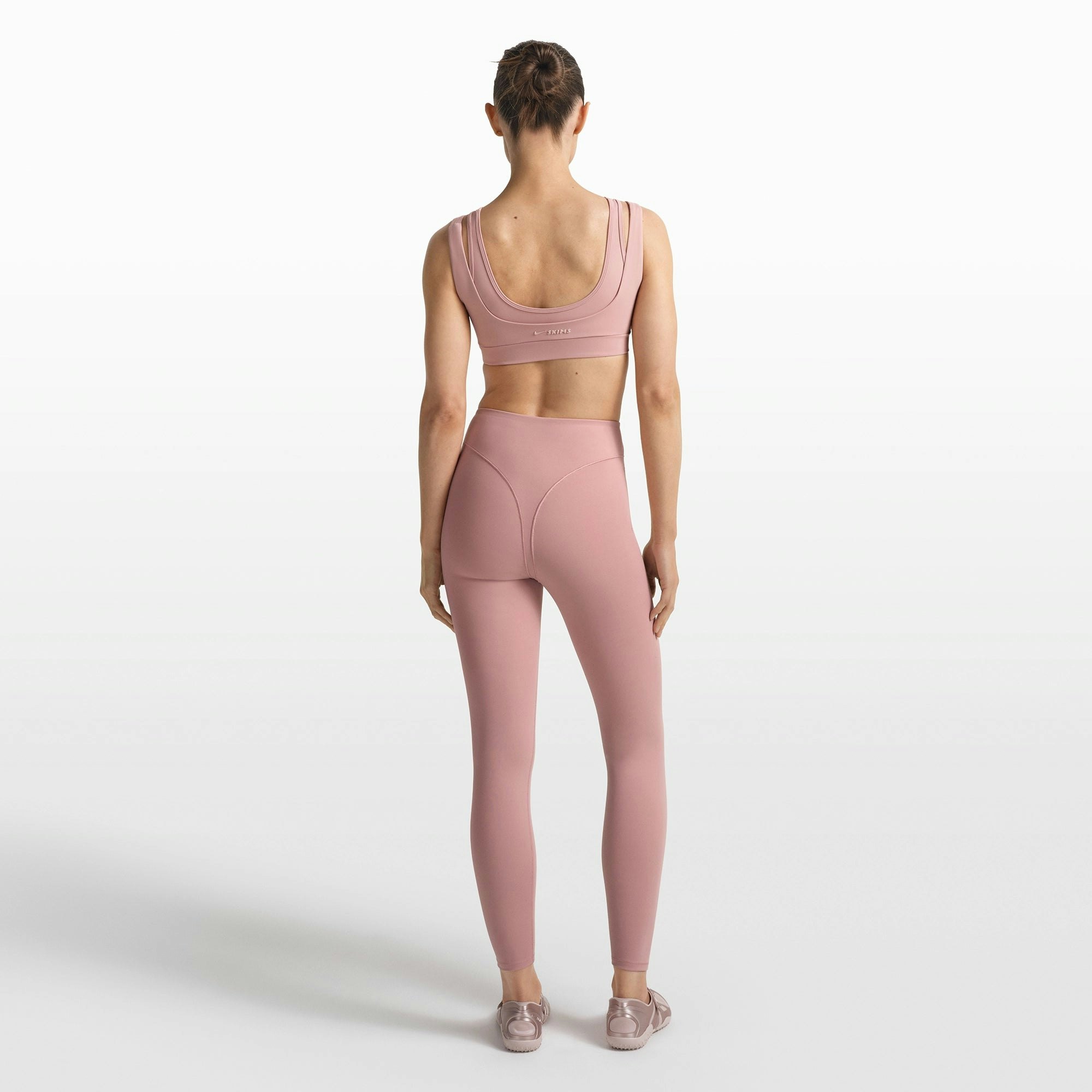 NikeSKIMS MATTE V-LINE 26" LEGGING | HIMALAYAN ON A MODEL FRONT VIEW @ | FOCUS: 0.0, 1.0, 0.9
