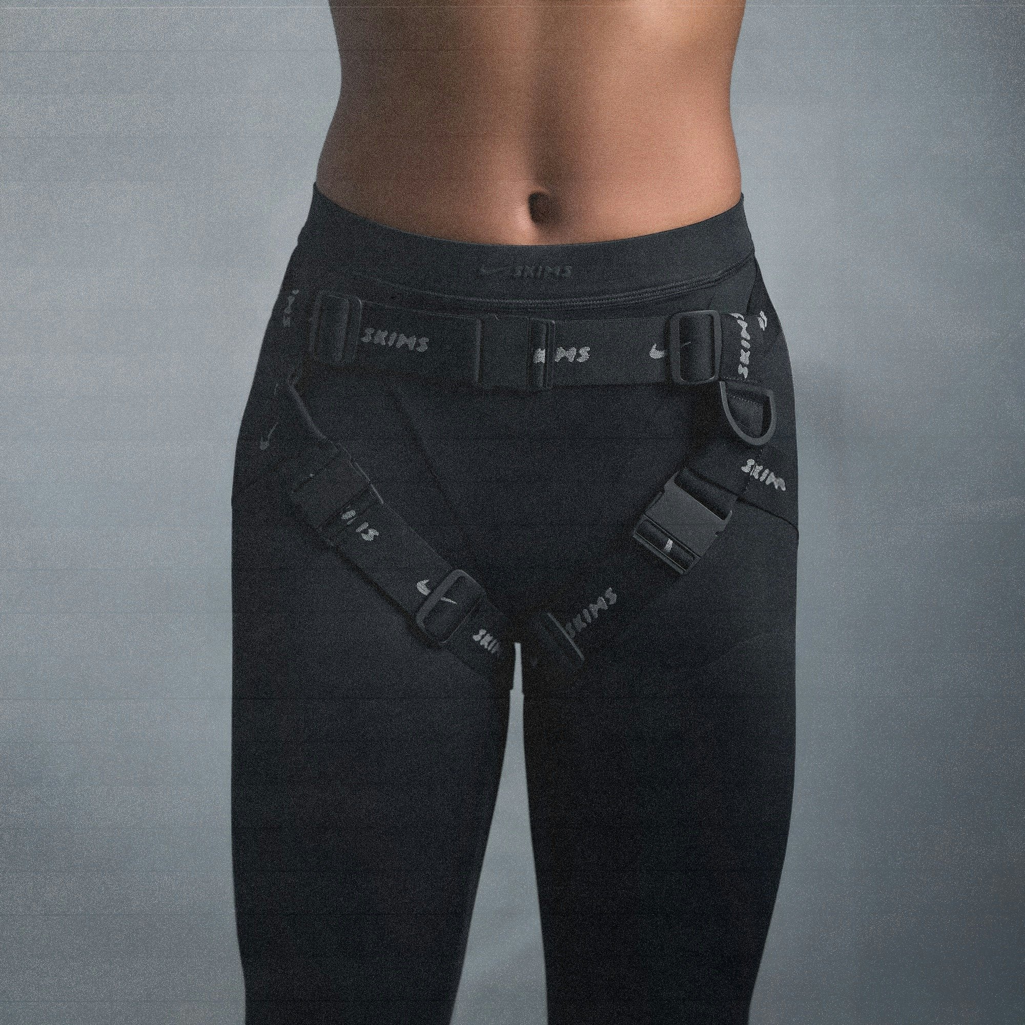 NikeSKIMS MATTE V-LINE 26" LEGGING | OBSIDIAN ON A MODEL SIDE VIEW @ | FOCUS: 0.0, 1.0, 0.9