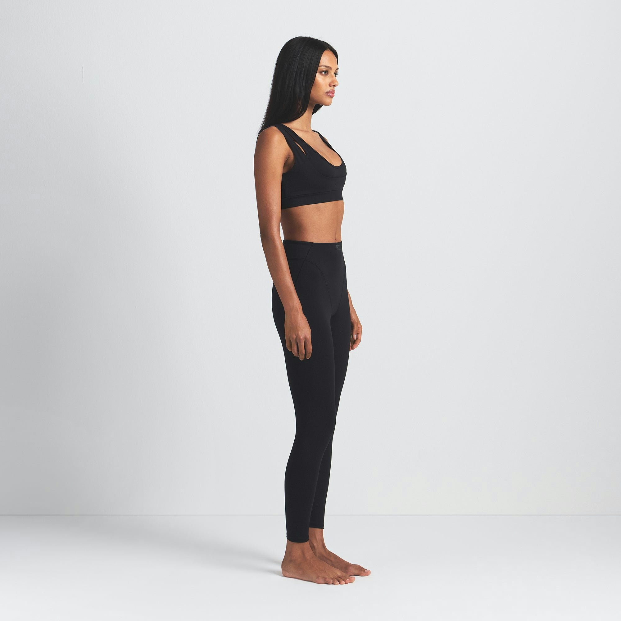 NikeSKIMS MATTE V-LINE 26" LEGGING | OBSIDIAN ON A MODEL SIDE VIEW