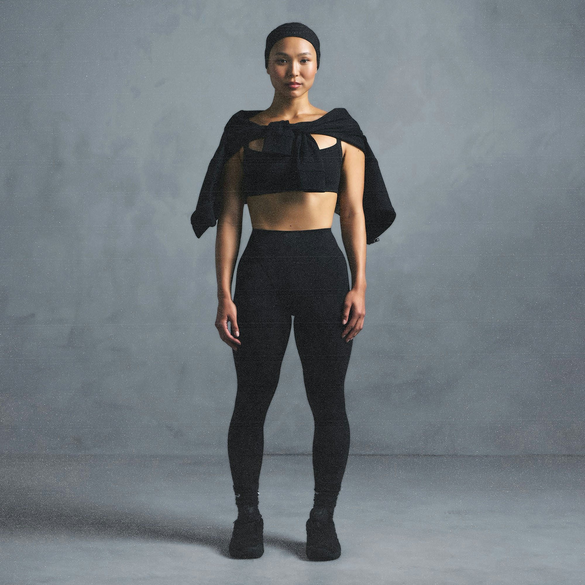 NikeSKIMS MATTE V-LINE 26" LEGGING | OBSIDIAN ON A MODEL SIDE VIEW @ | FOCUS: 0.0, 1.0, 0.9