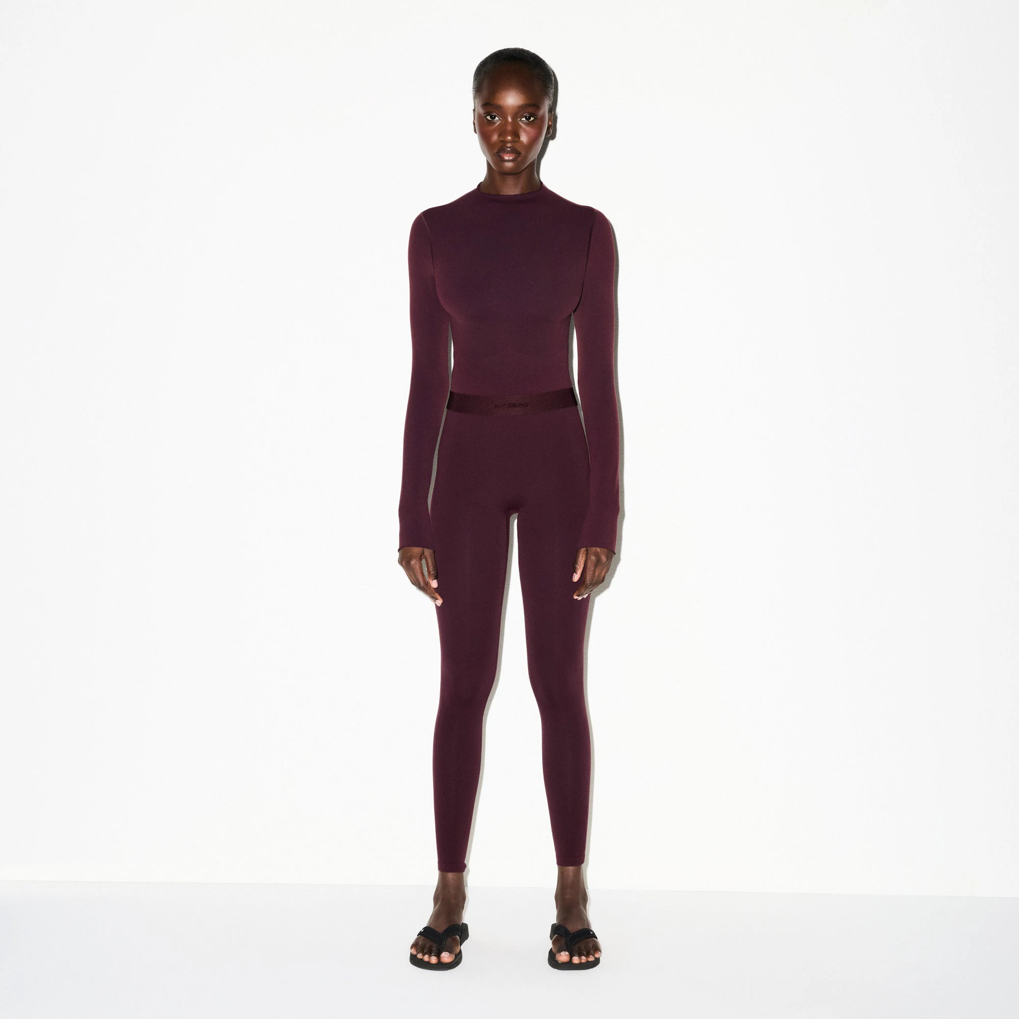 NikeSKIMS VINTAGE SEAMLESS 26" LEGGING | CURRANT ON A MODEL FRONT VIEW @ | FOCUS: 0.0, 1.0, 0.9